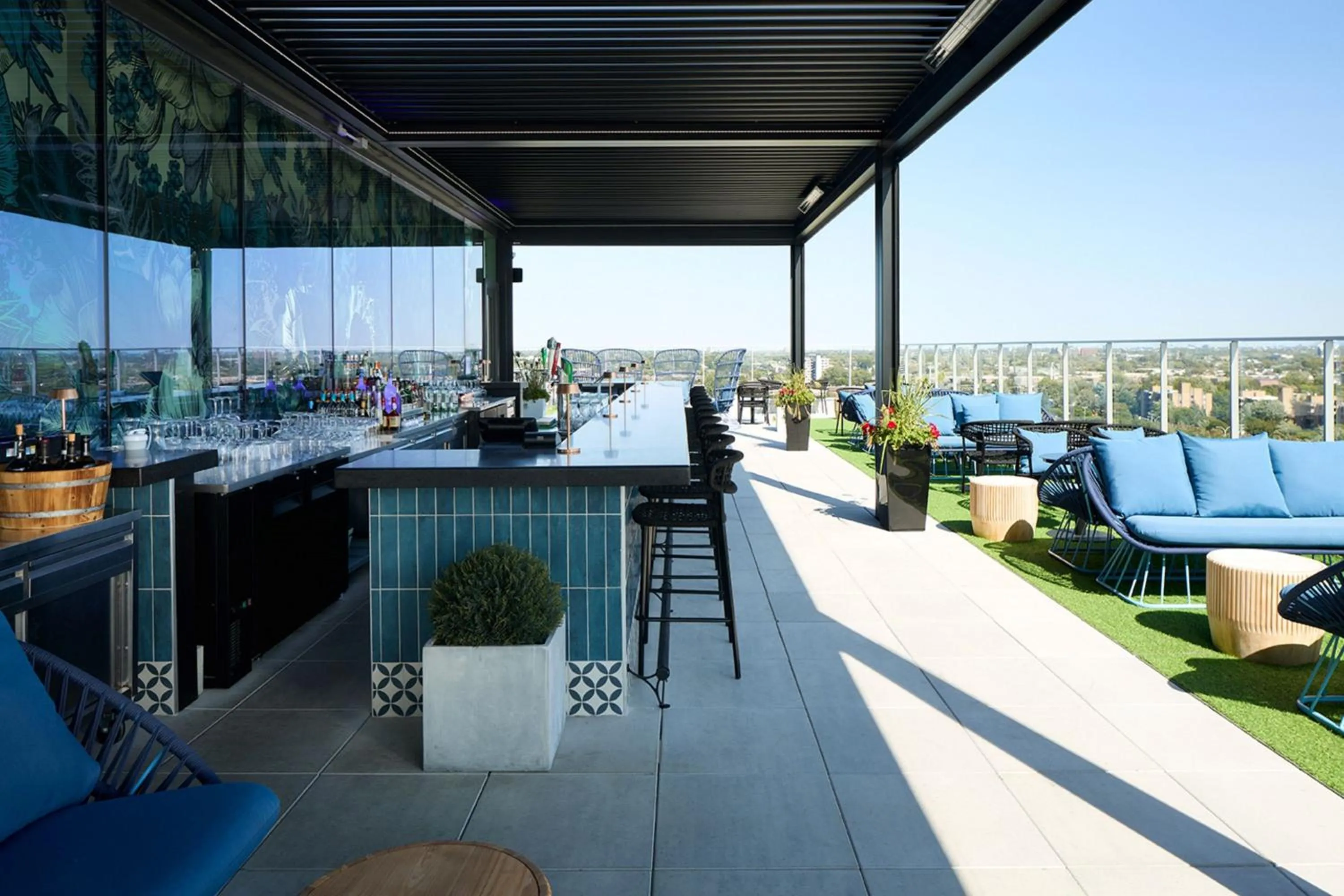 Lounge or bar in Courtyard by Marriott Montreal Laval