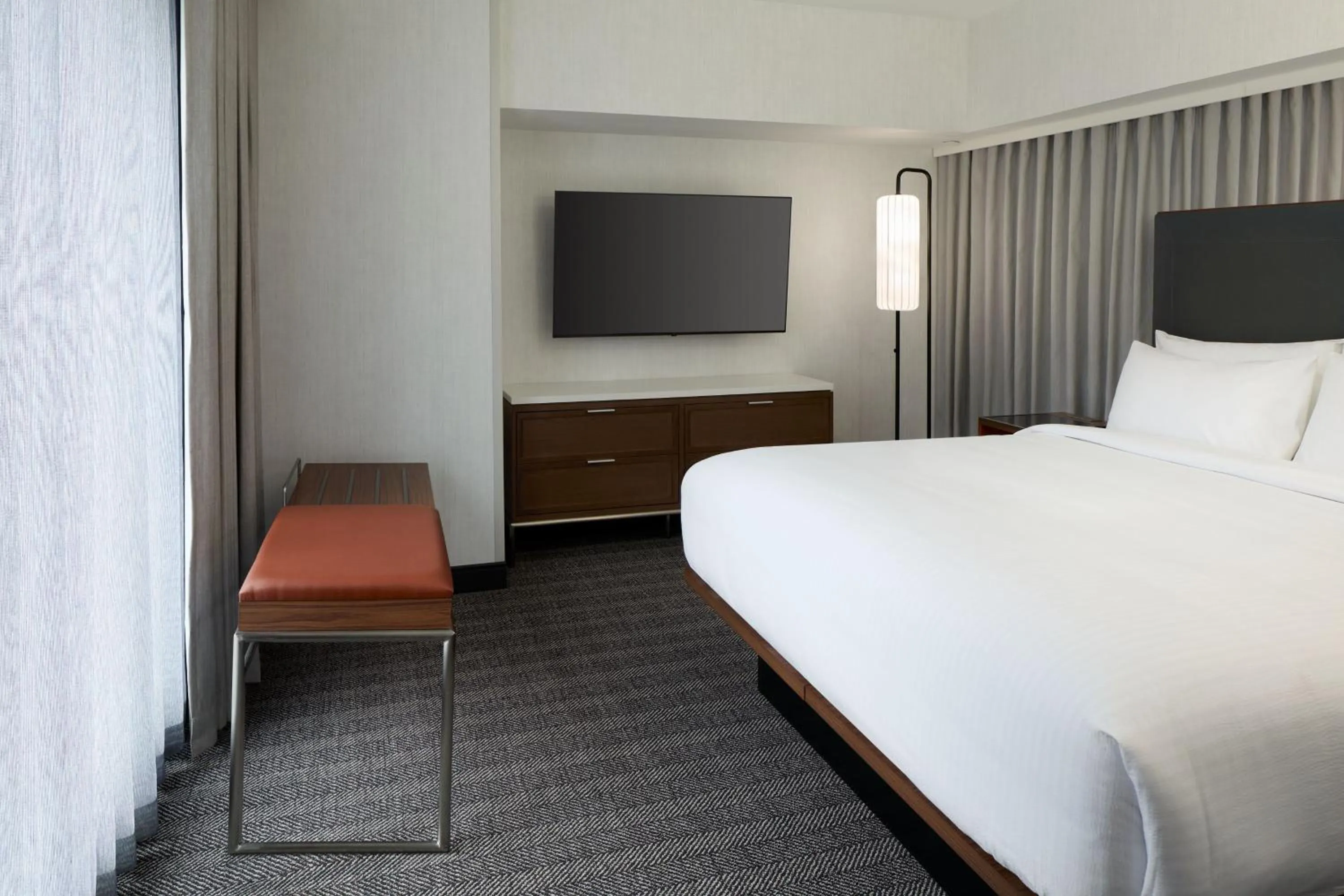 Photo of the whole room, Bed in Courtyard by Marriott Montreal Laval