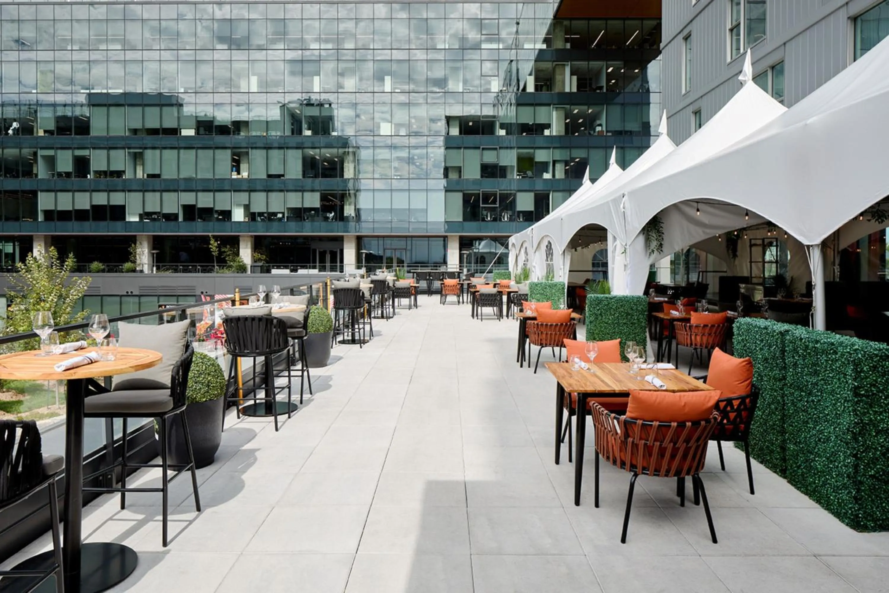 Restaurant/places to eat in Courtyard by Marriott Montreal Laval