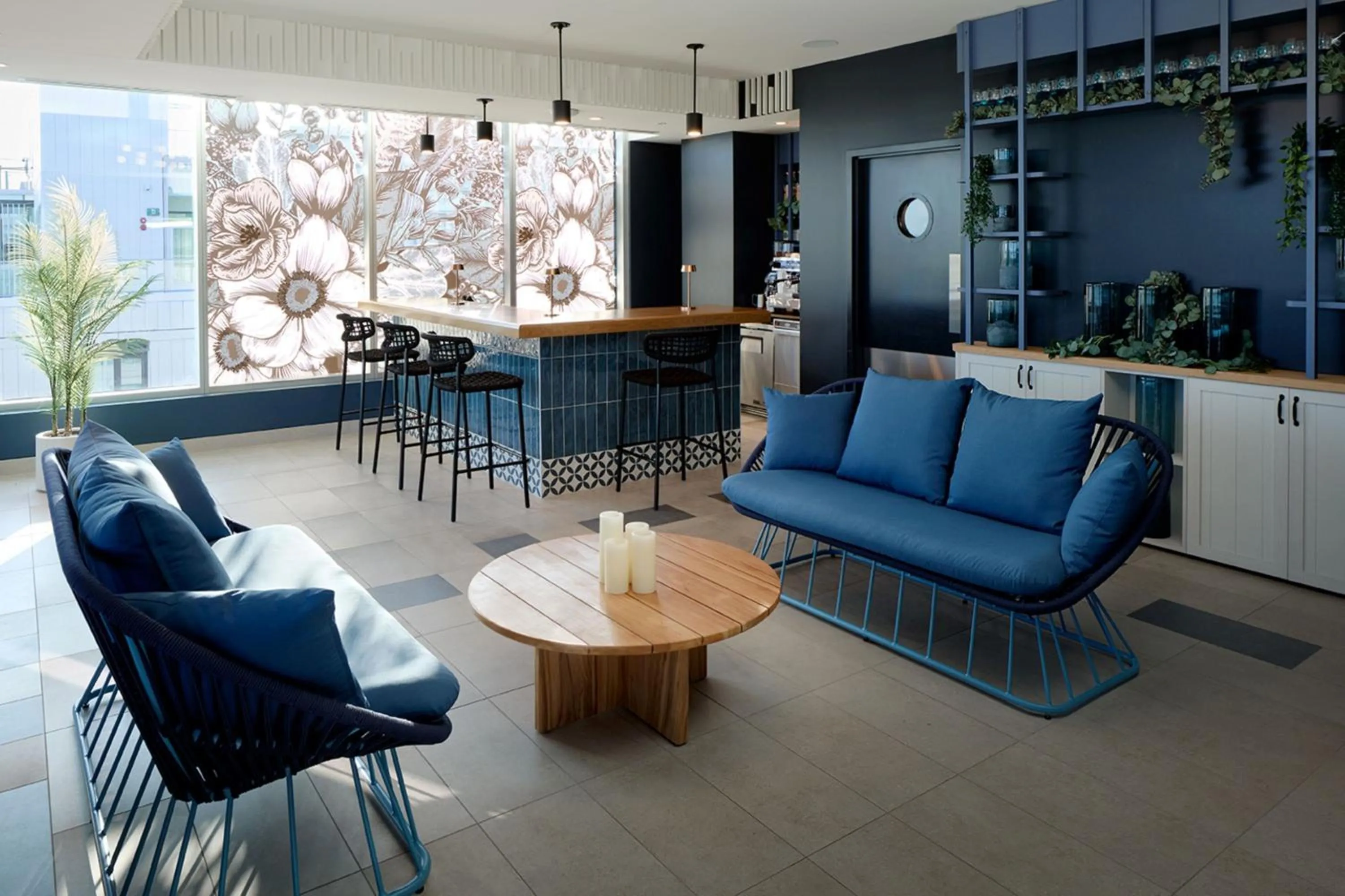 Lounge or bar in Courtyard by Marriott Montreal Laval