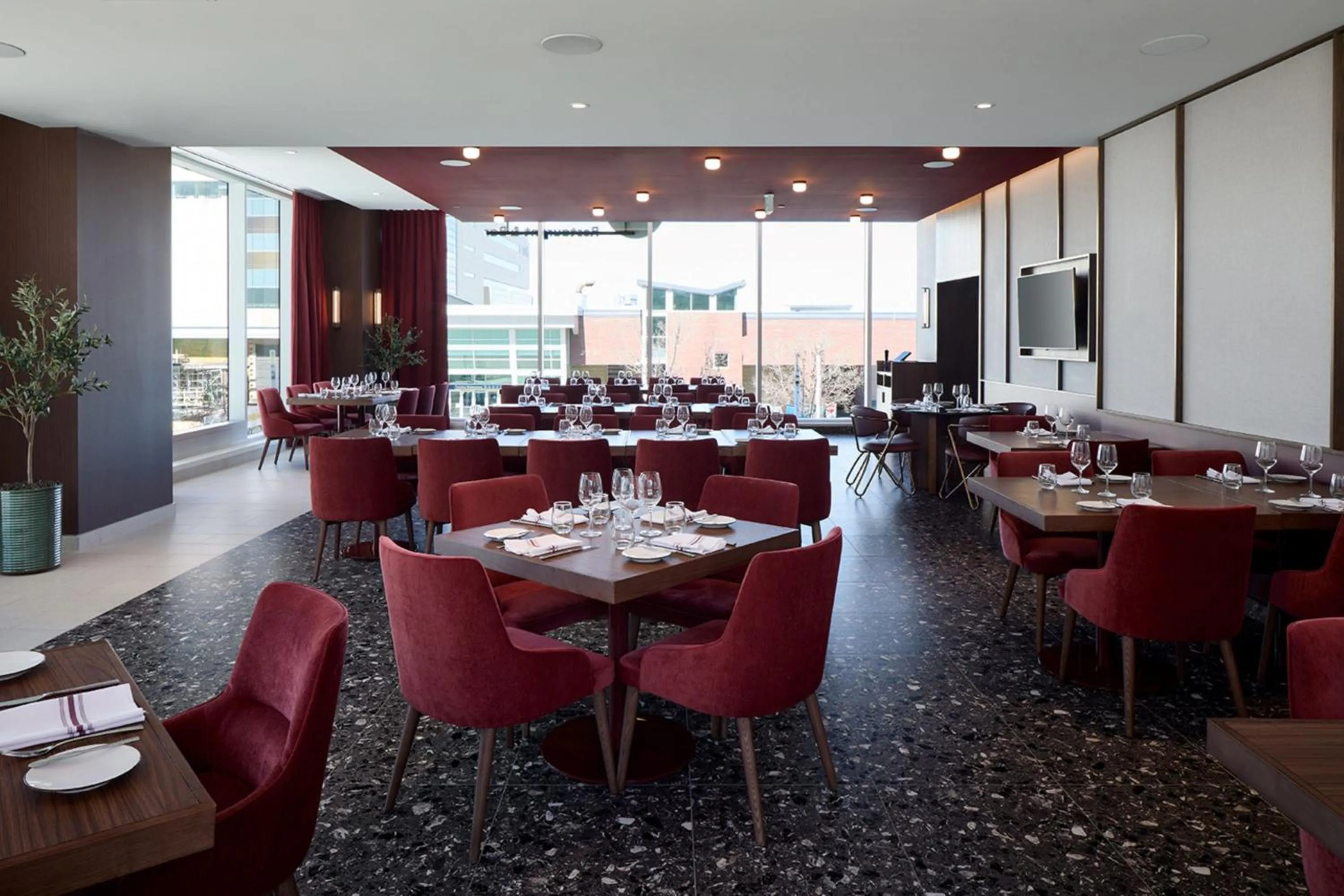 Restaurant/places to eat in Courtyard by Marriott Montreal Laval