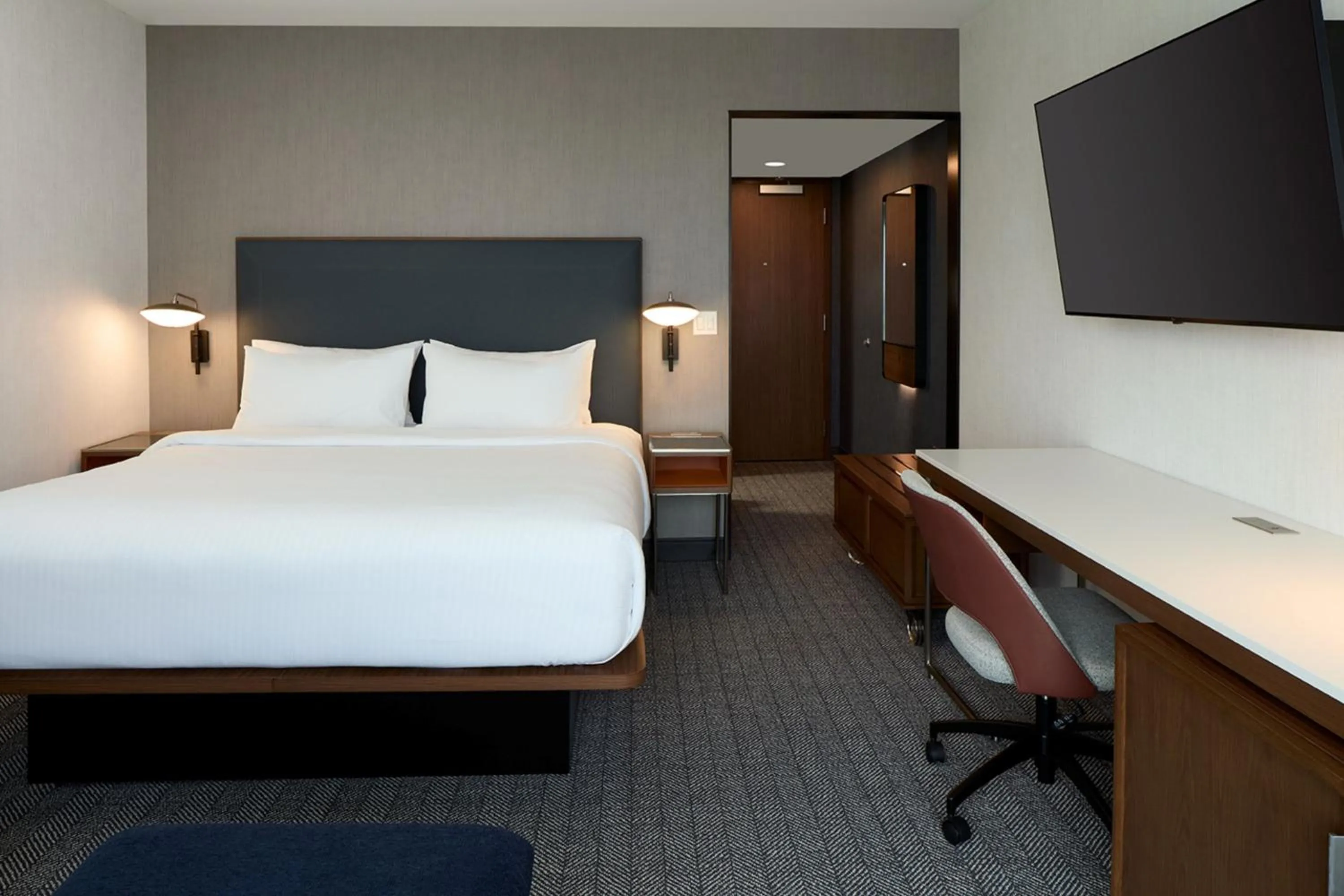 Photo of the whole room, Bed in Courtyard by Marriott Montreal Laval