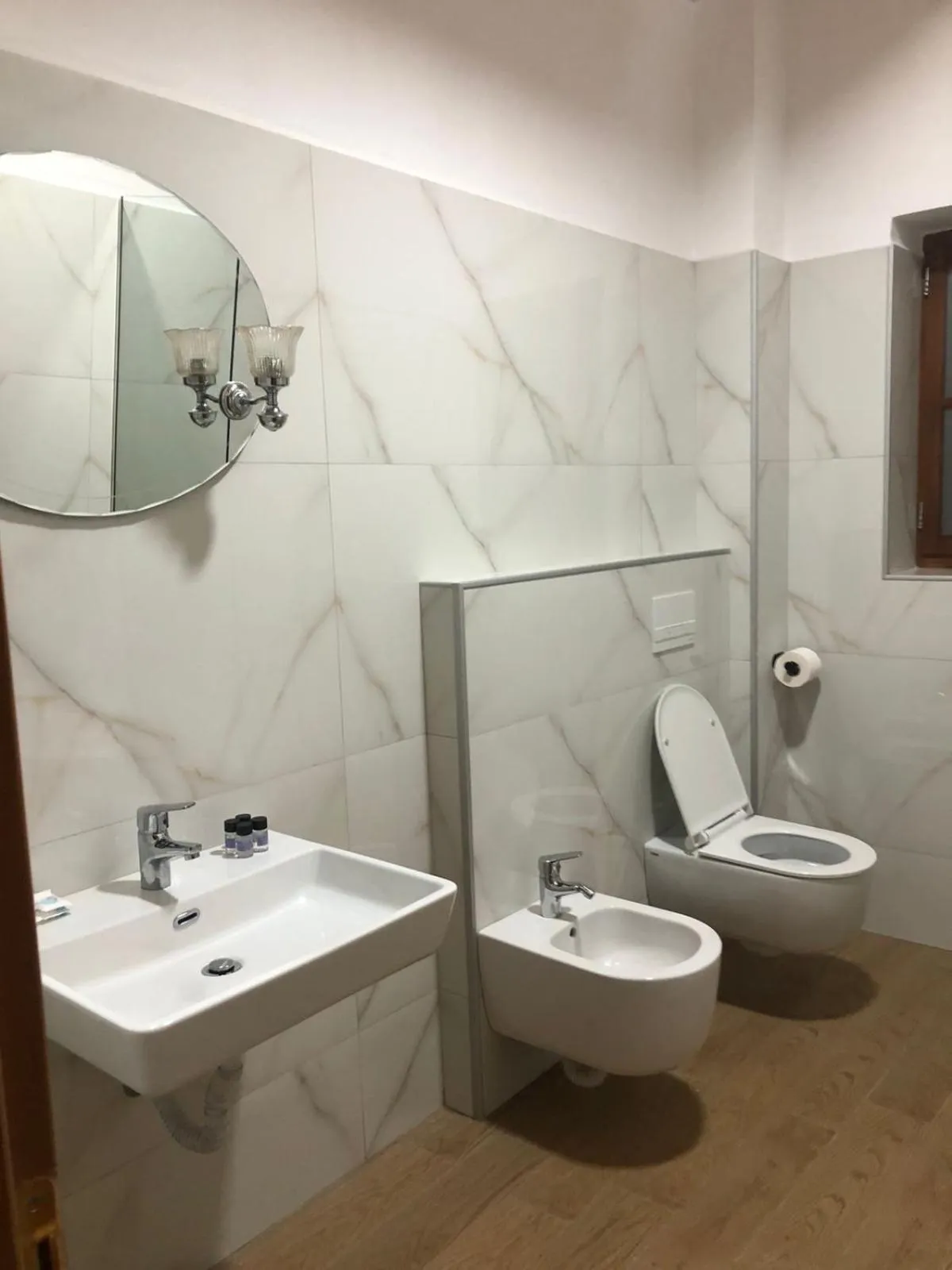 Shower in Hotel Kaso Ervehe