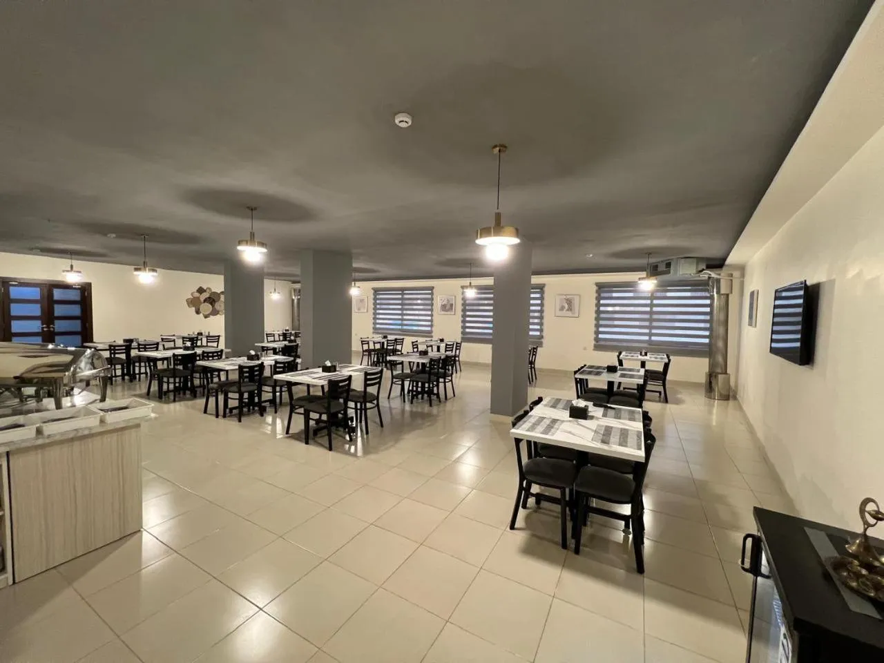 Restaurant/places to eat in Sky Hotel