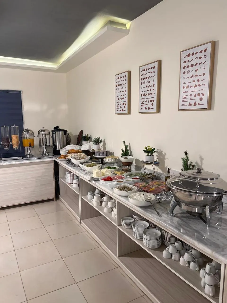 Restaurant/places to eat in Sky Hotel