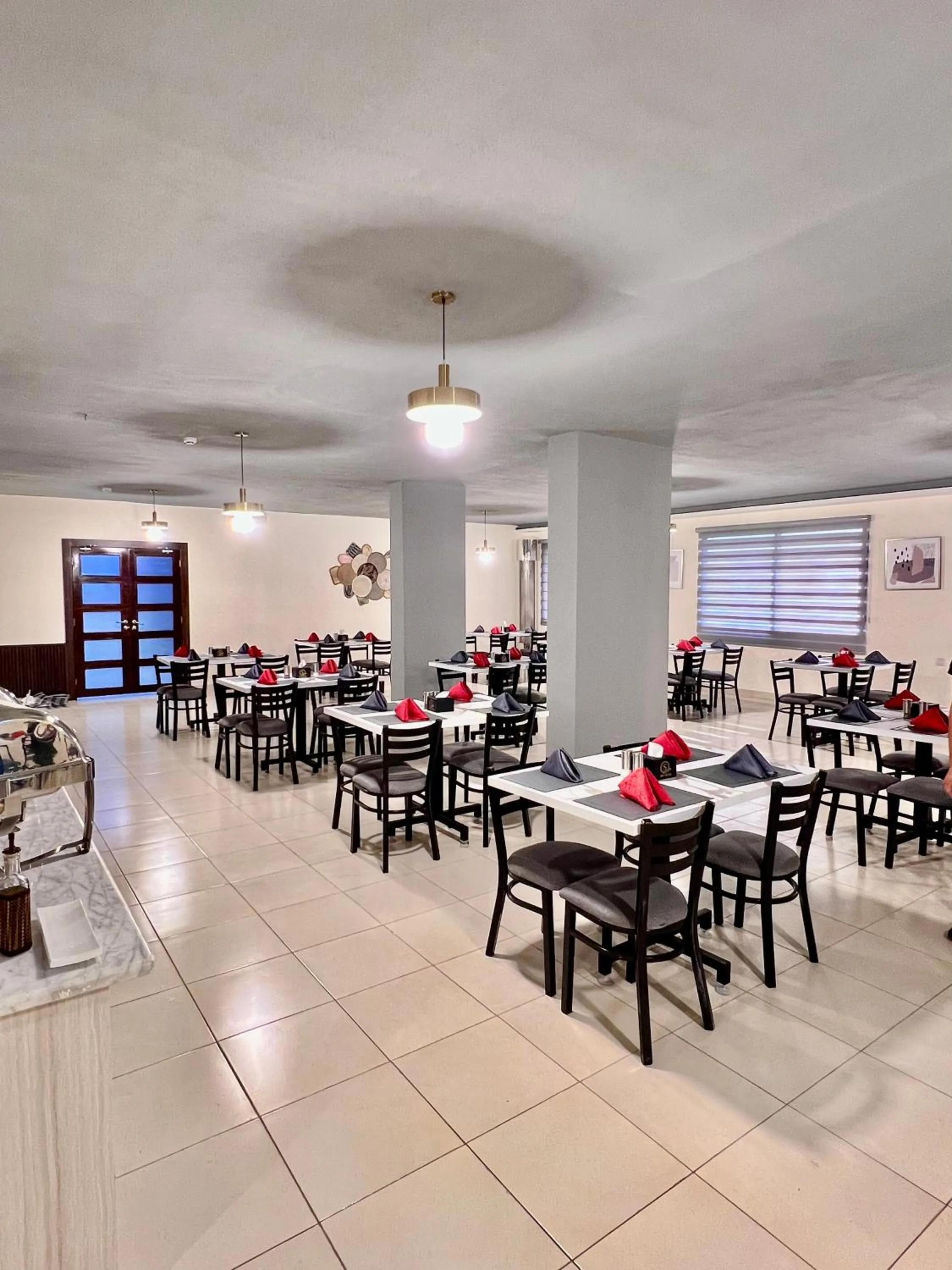 Restaurant/places to eat in Sky Hotel