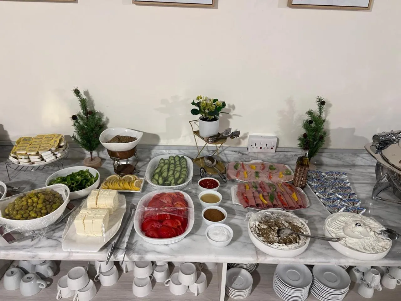 Restaurant/places to eat in Sky Hotel