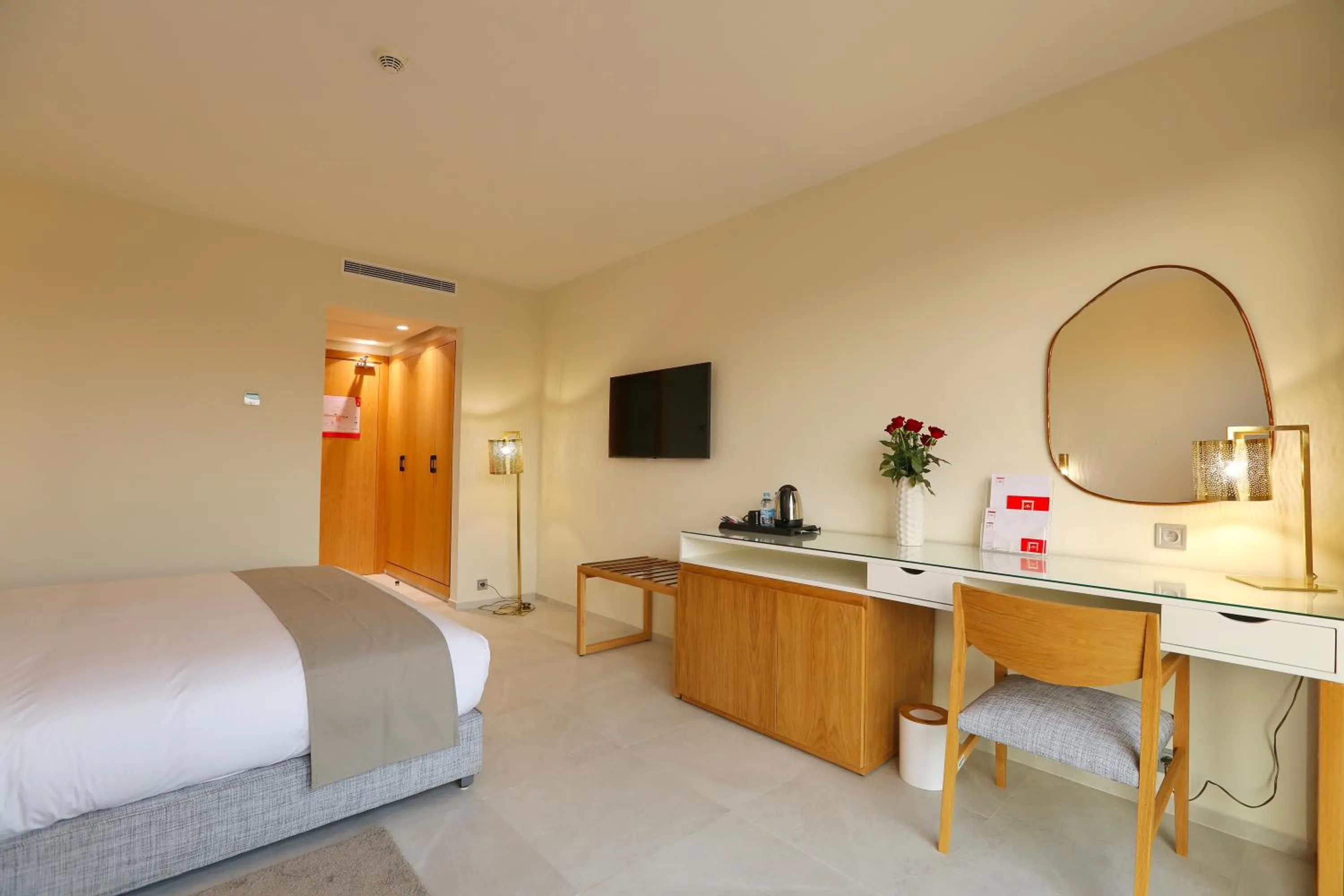 Communal lounge/ TV room, Bed in Ari Boutique Hôtel - Adult Only