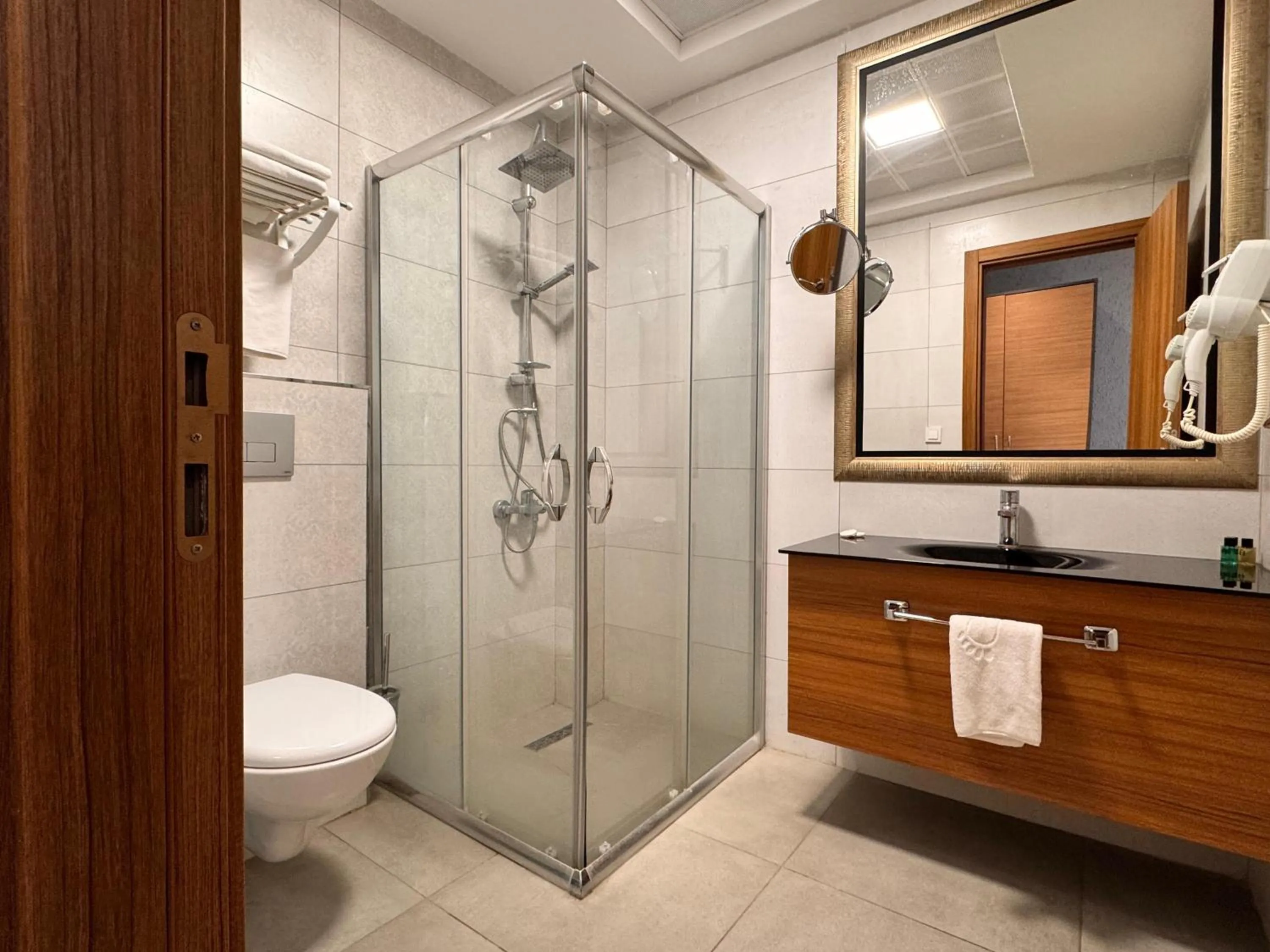 Shower in İNNPORT HOTEL