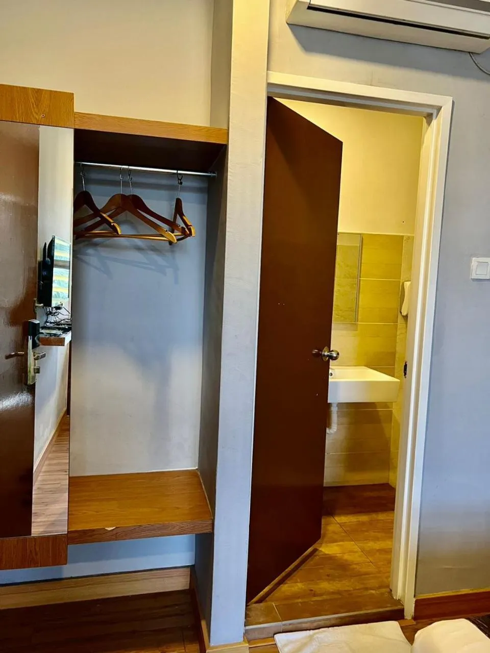 Hotel Ariana 5 minutes Bukit Indah 15 minutes Legoland 20 minutes Utm