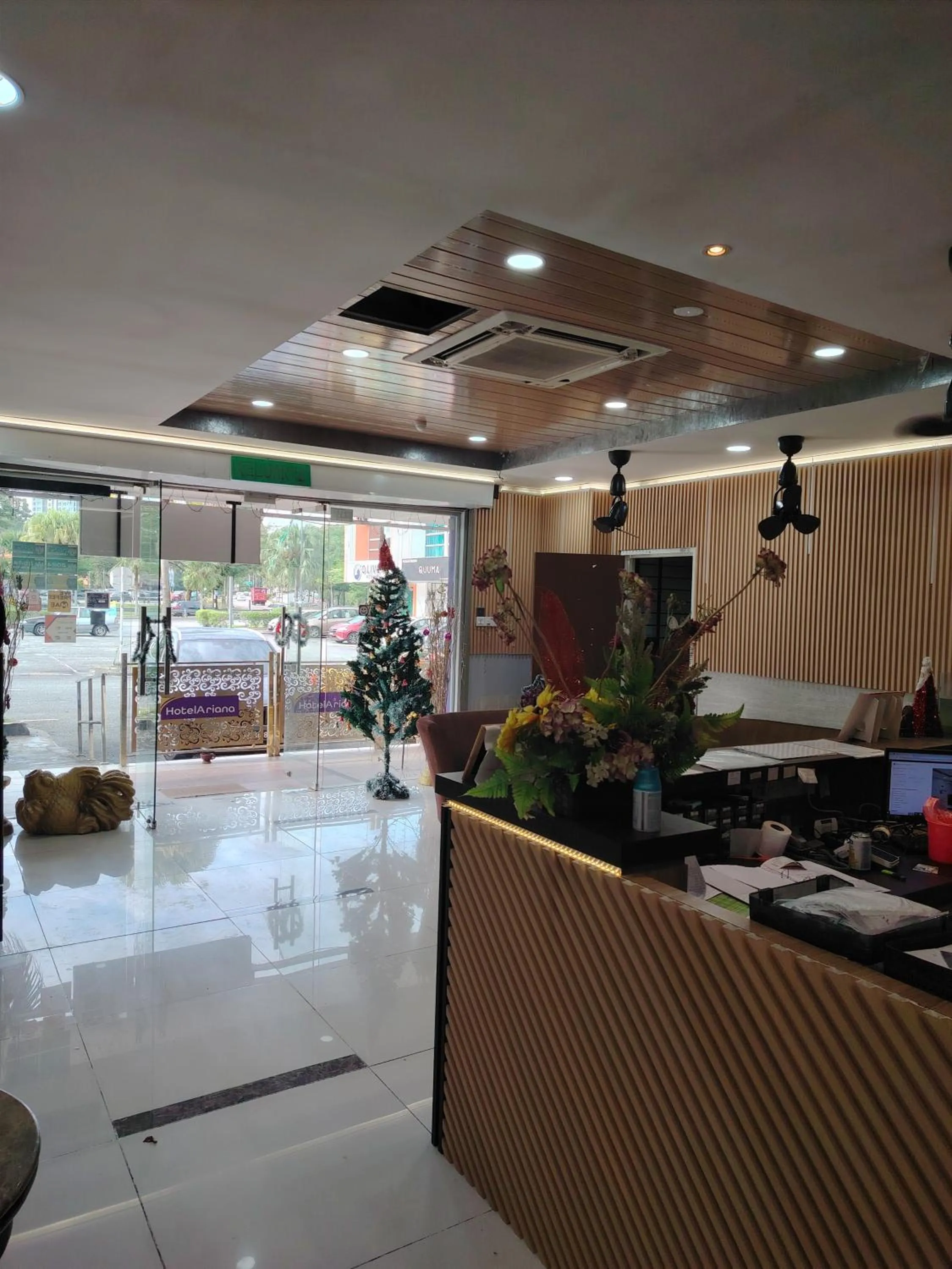 Hotel Ariana 5 minutes Bukit Indah 15 minutes Legoland 20 minutes Utm