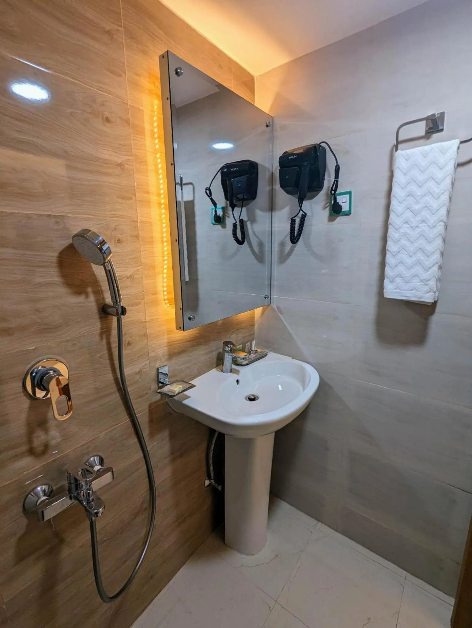 Shower in Hotel Royal Bengal