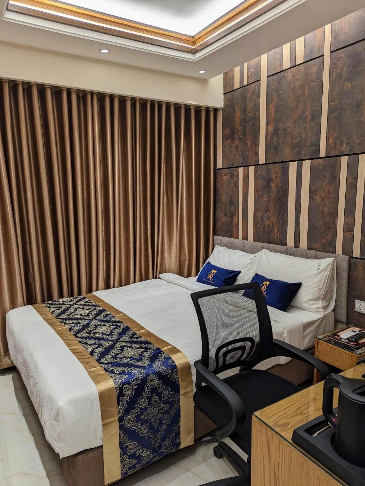 Photo of the whole room, Bed in Hotel Royal Bengal