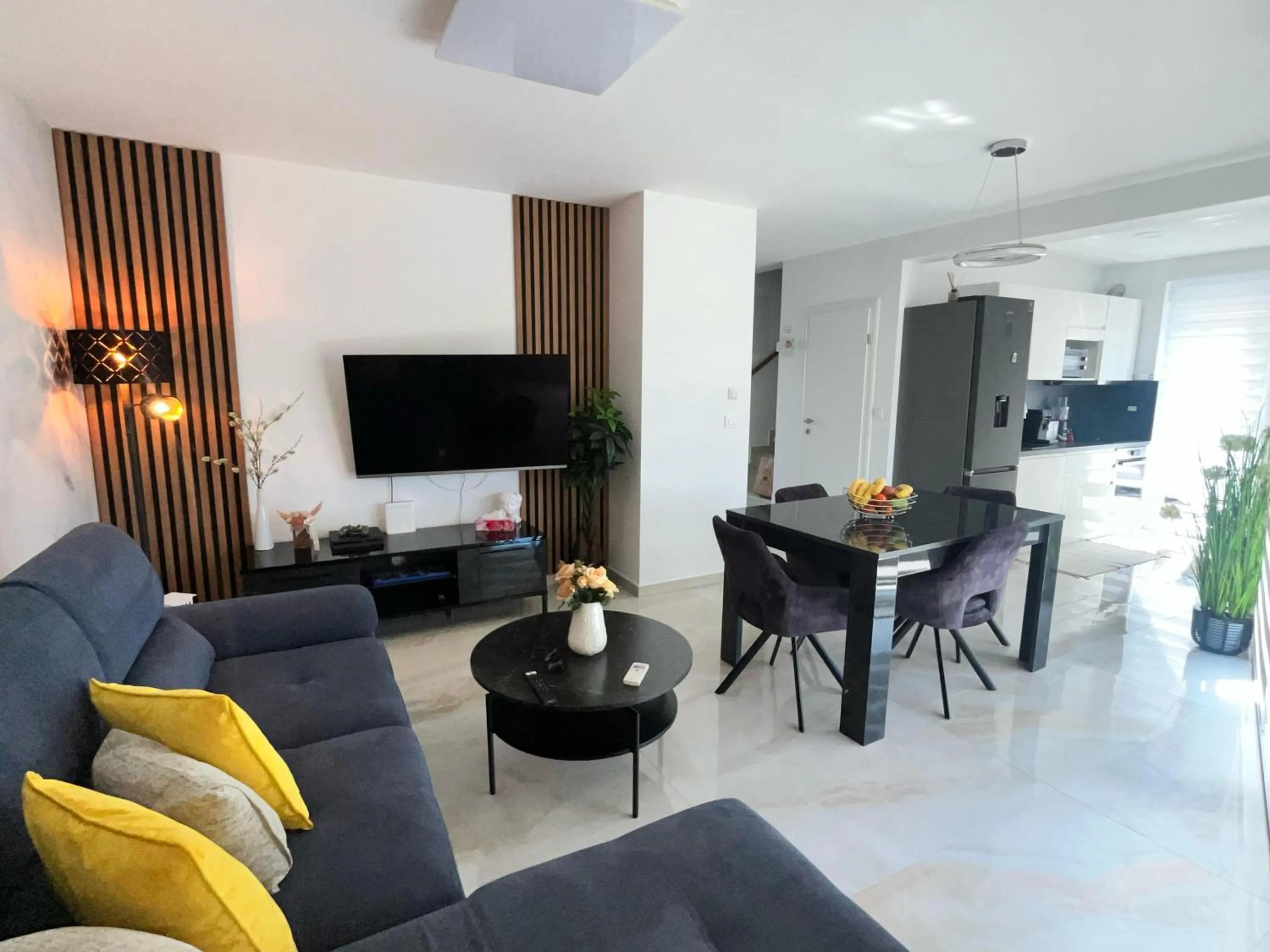 Communal lounge/ TV room in Villa Carpe diem