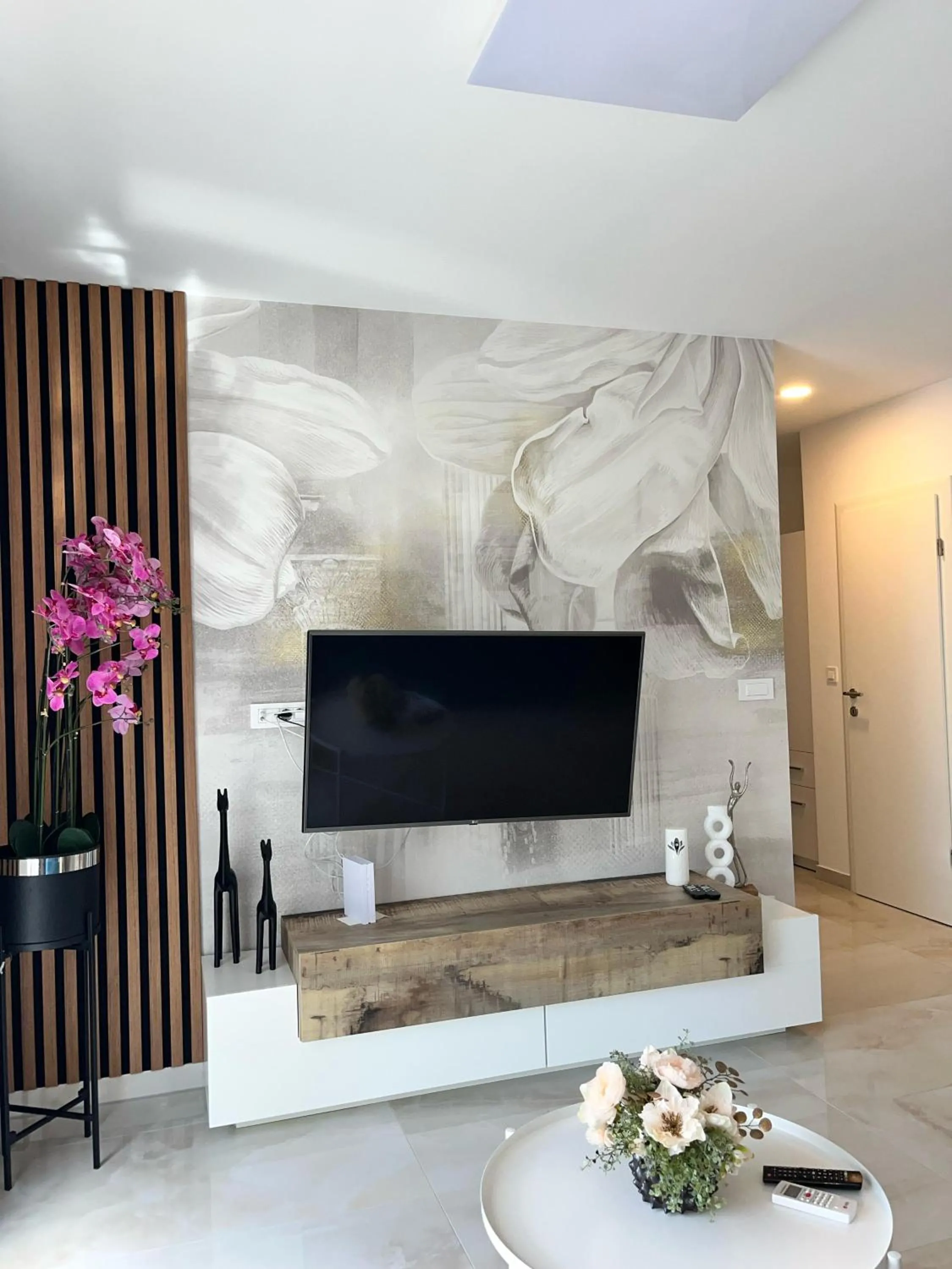 Communal lounge/ TV room in Villa Carpe diem