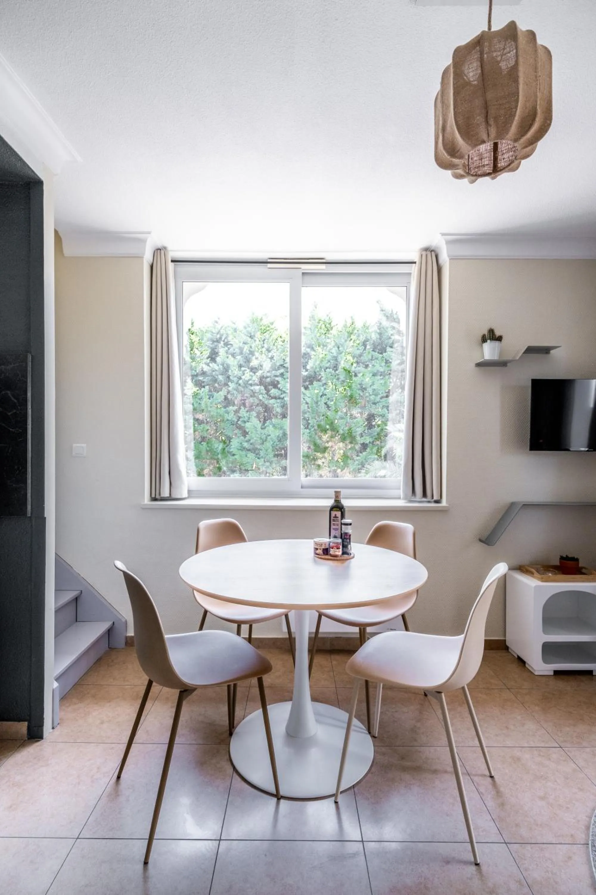 Dining area in Résidence Château d'Acotz - Appartements avec piscine à 300m des Plages & Océan