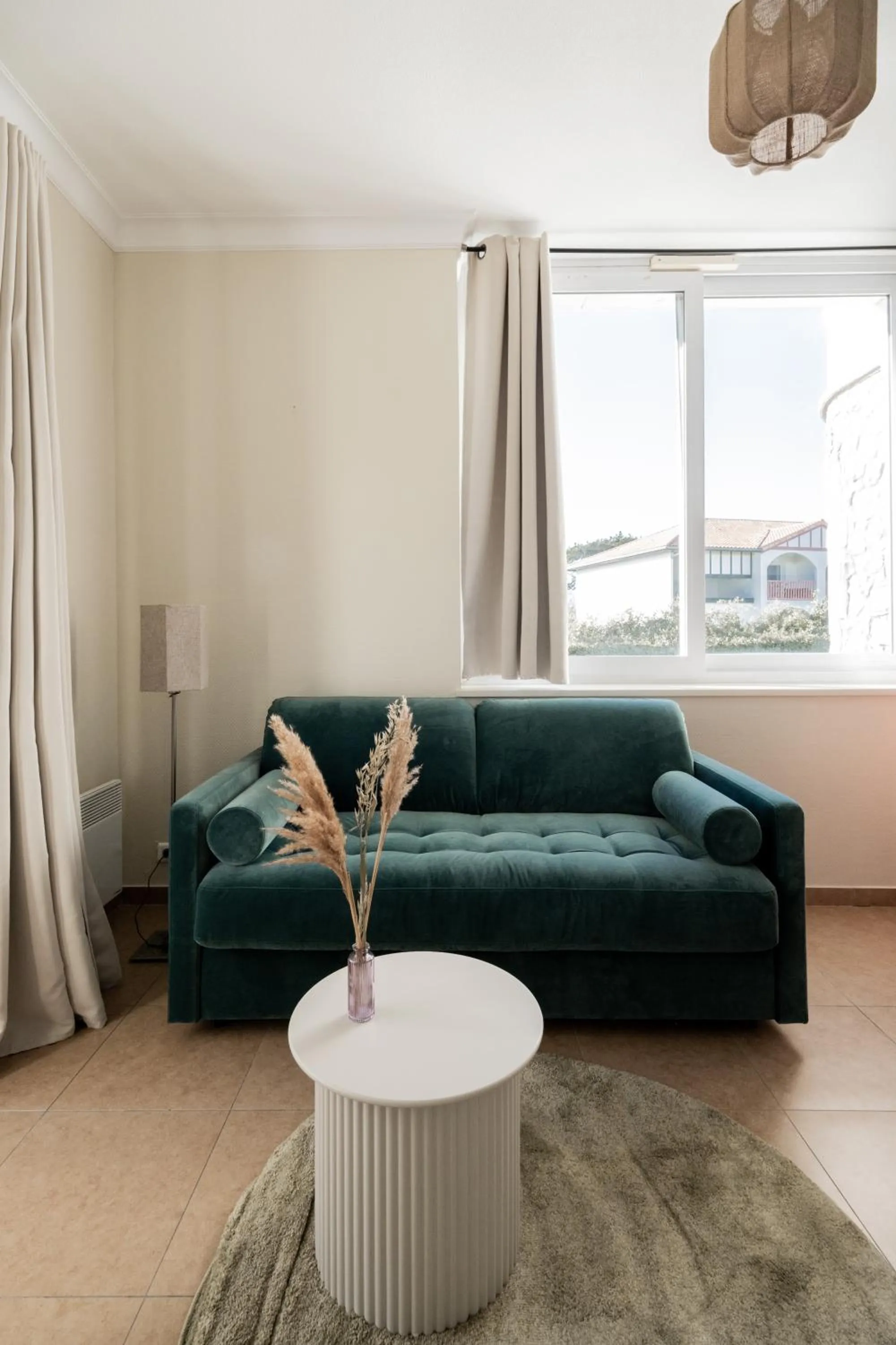 Living room in Résidence Château d'Acotz - Appartements avec piscine à 300m des Plages & Océan