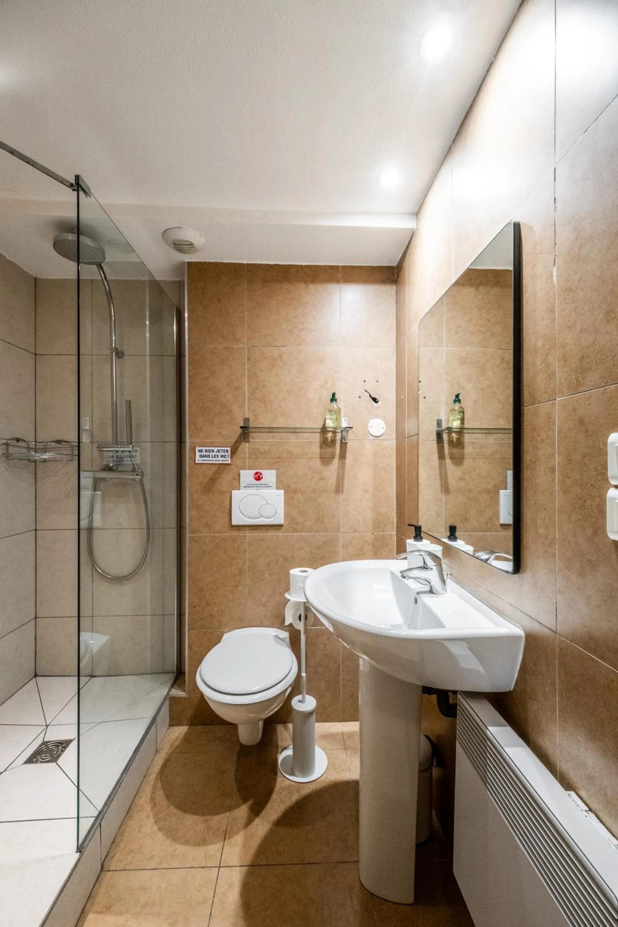 Toilet in Résidence Château d'Acotz - Appartements avec piscine à 300m des Plages & Océan