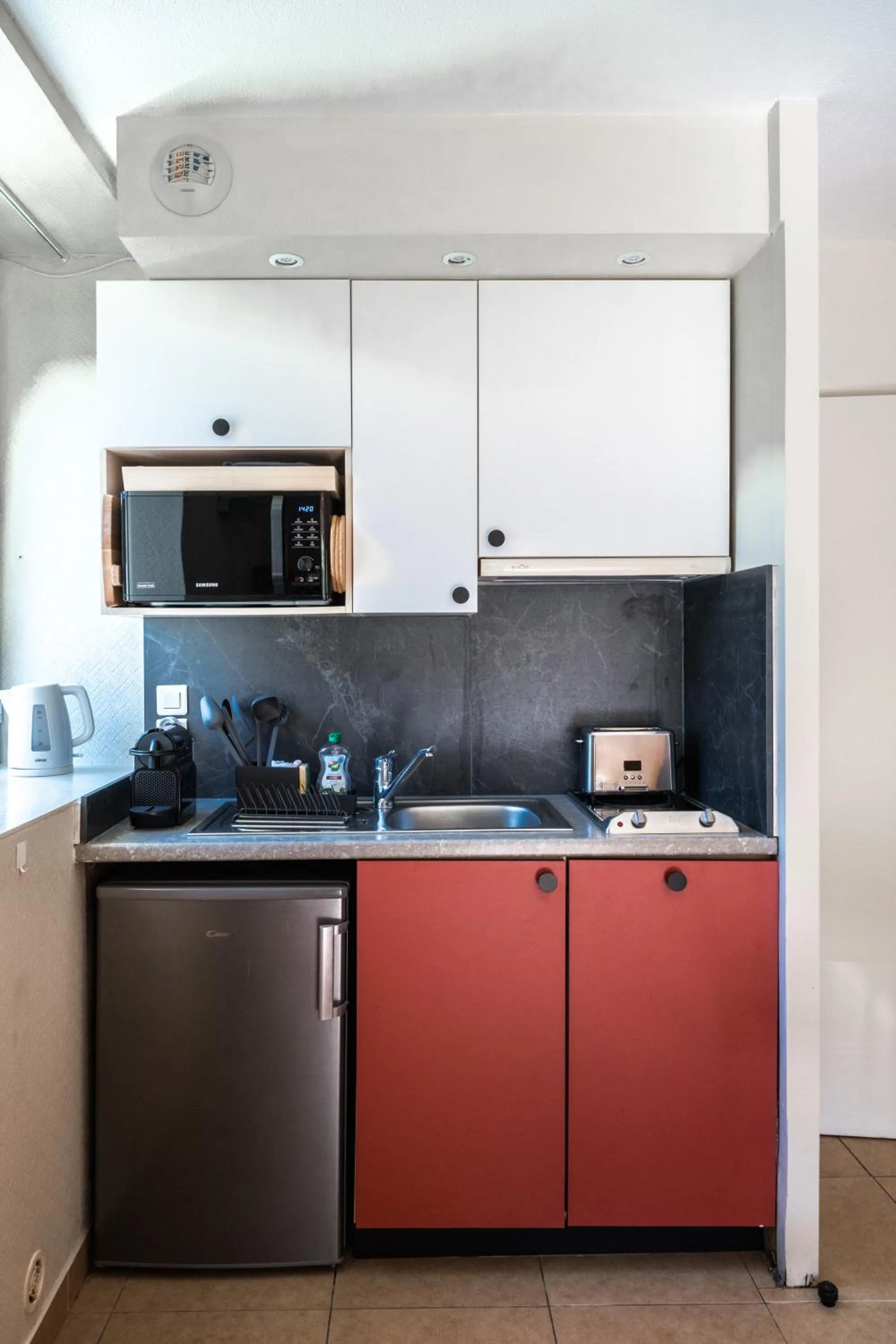 Kitchen or kitchenette in Résidence Château d'Acotz - Appartements avec piscine à 300m des Plages & Océan