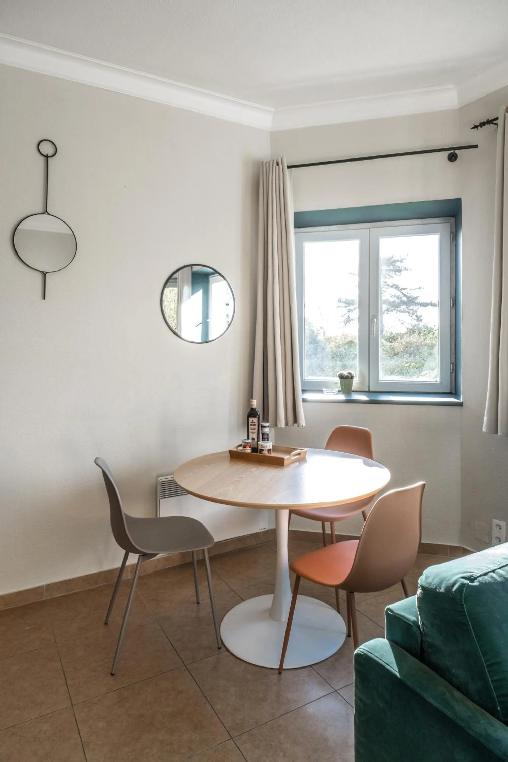 Dining area in Résidence Château d'Acotz - Appartements avec piscine à 300m des Plages & Océan