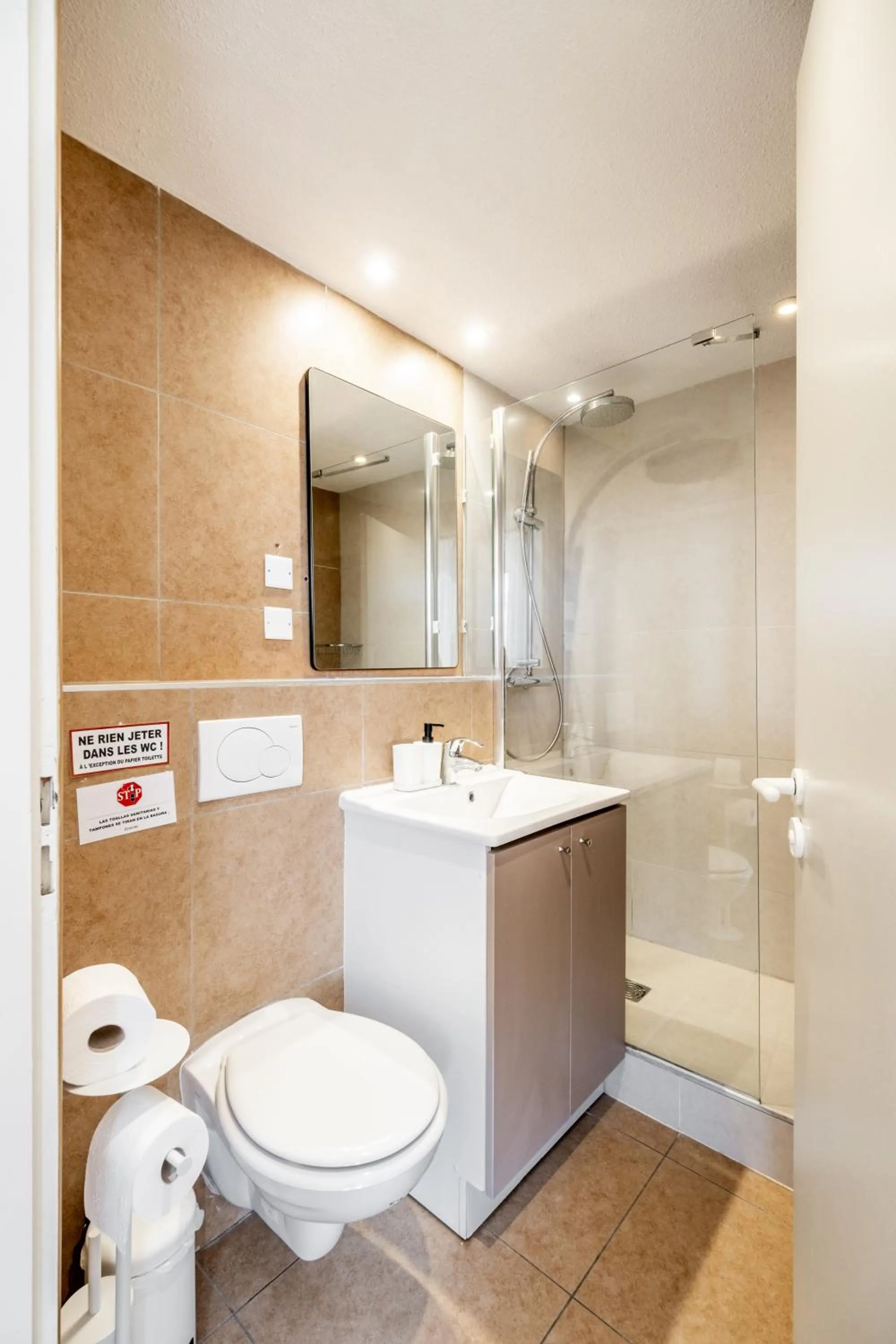 Shower in Résidence Château d'Acotz - Appartements avec piscine à 300m des Plages & Océan