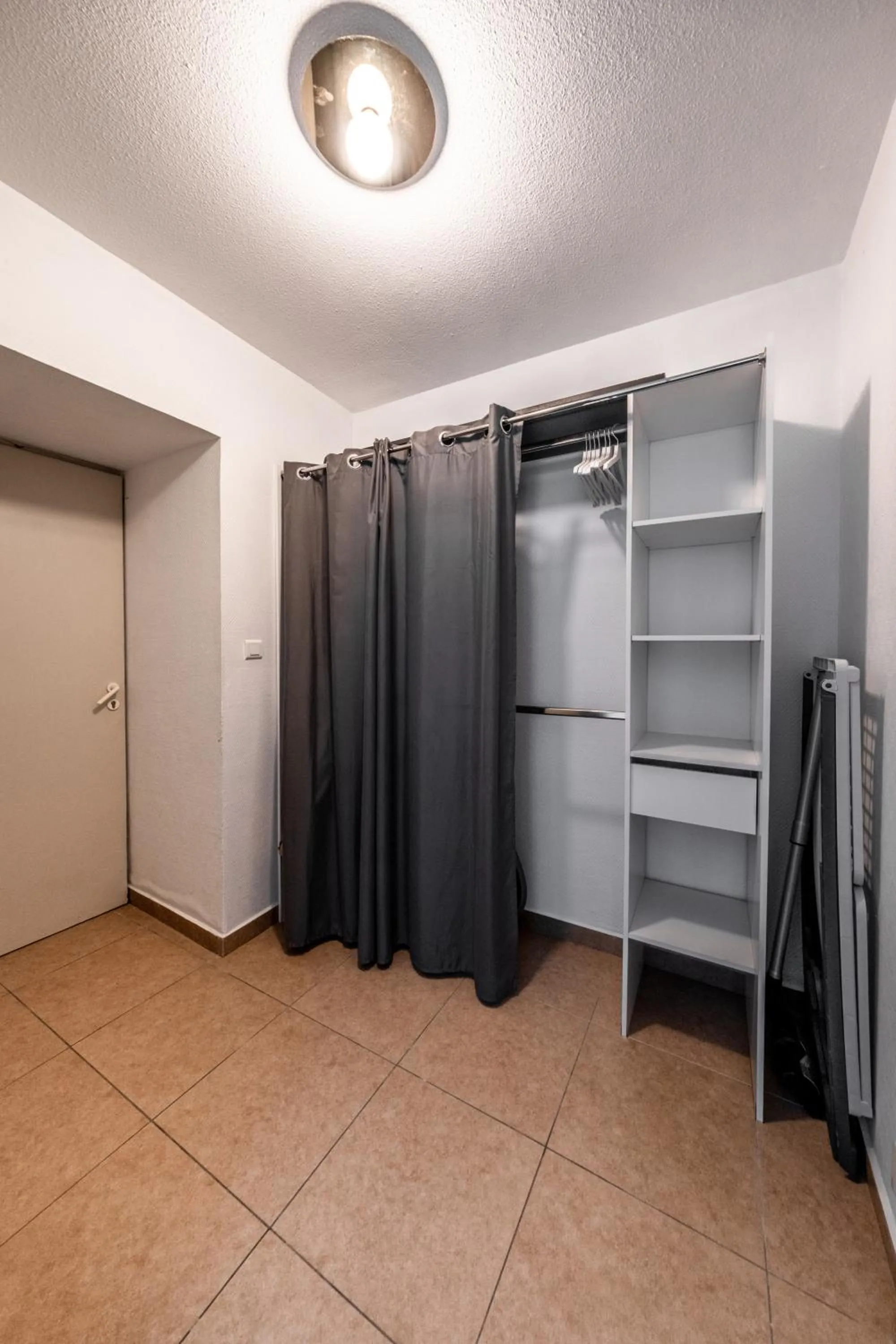 wardrobe in Résidence Château d'Acotz - Appartements avec piscine à 300m des Plages & Océan