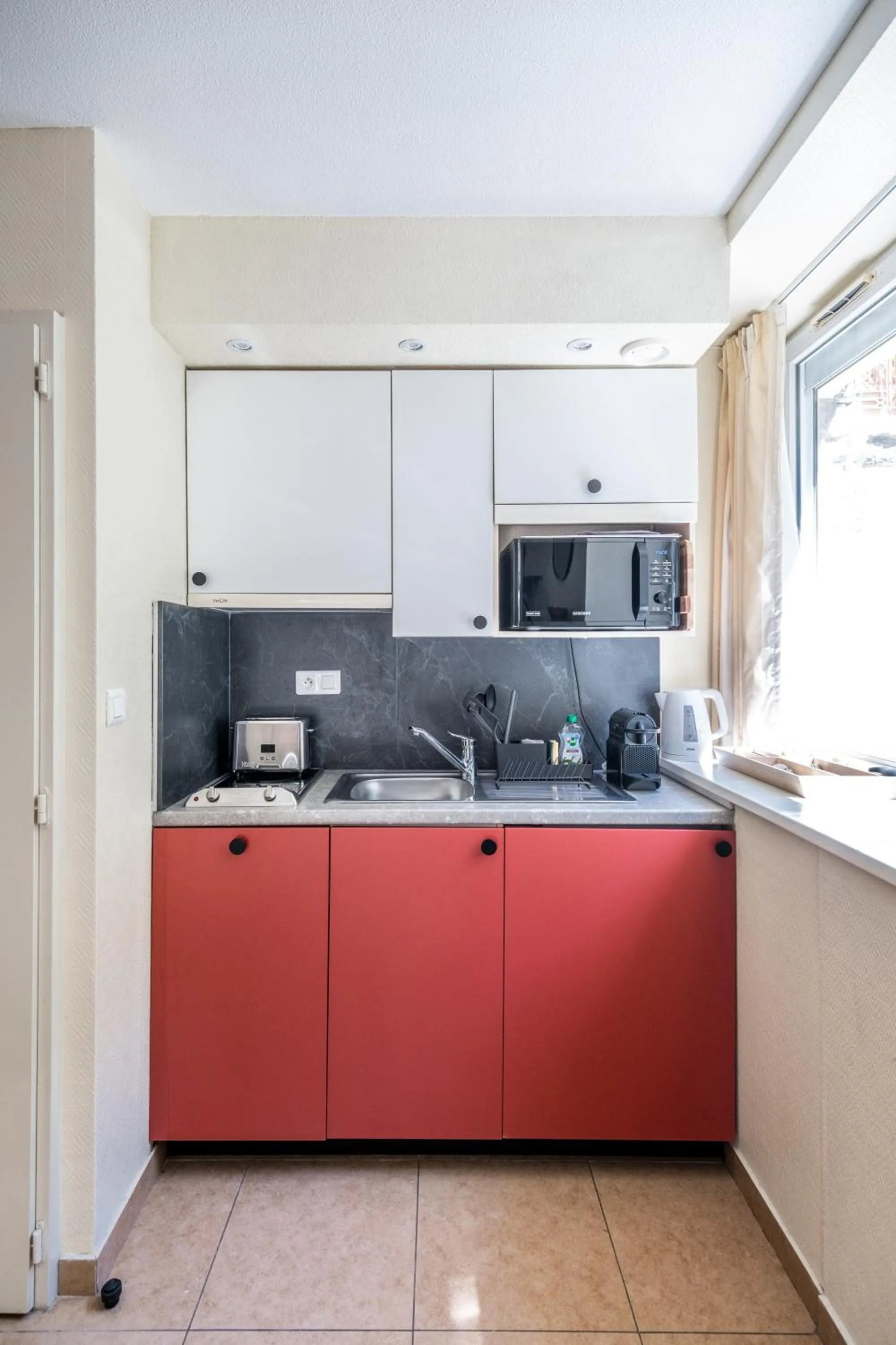 Kitchen or kitchenette in Résidence Château d'Acotz - Appartements avec piscine à 300m des Plages & Océan