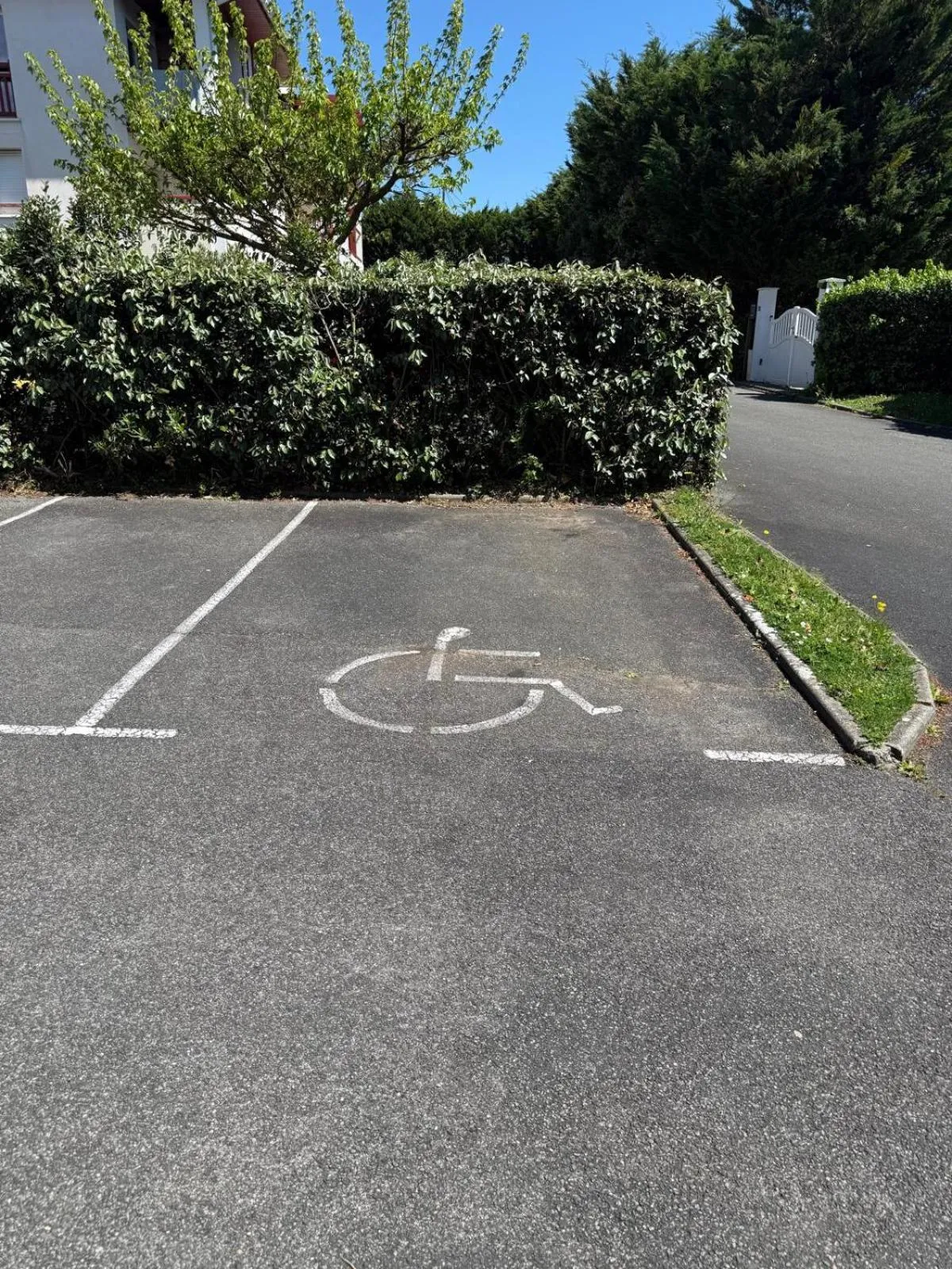Facility for disabled guests in Résidence Château d'Acotz - Appartements avec piscine à 300m des Plages & Océan