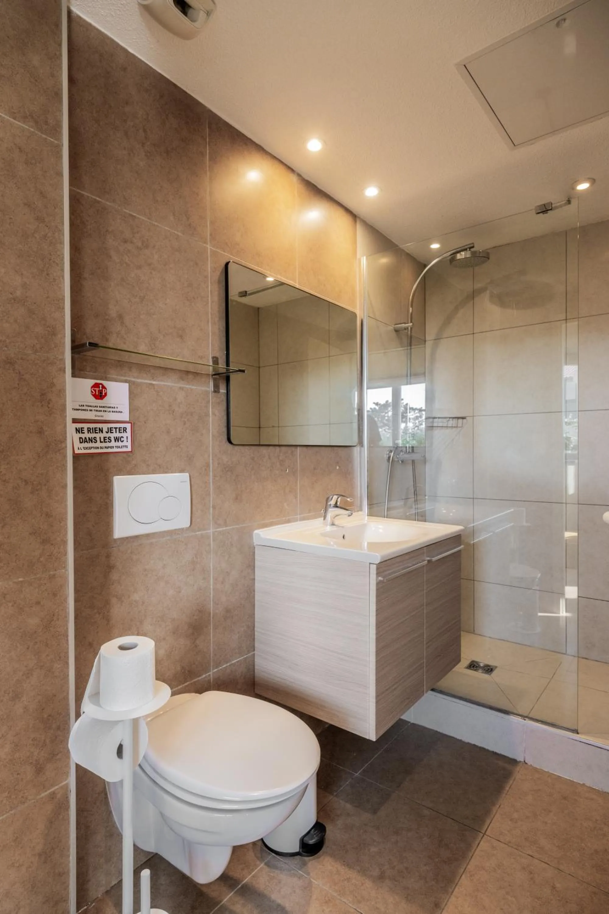Bathroom in Résidence Château d'Acotz - Appartements avec piscine à 300m des Plages & Océan