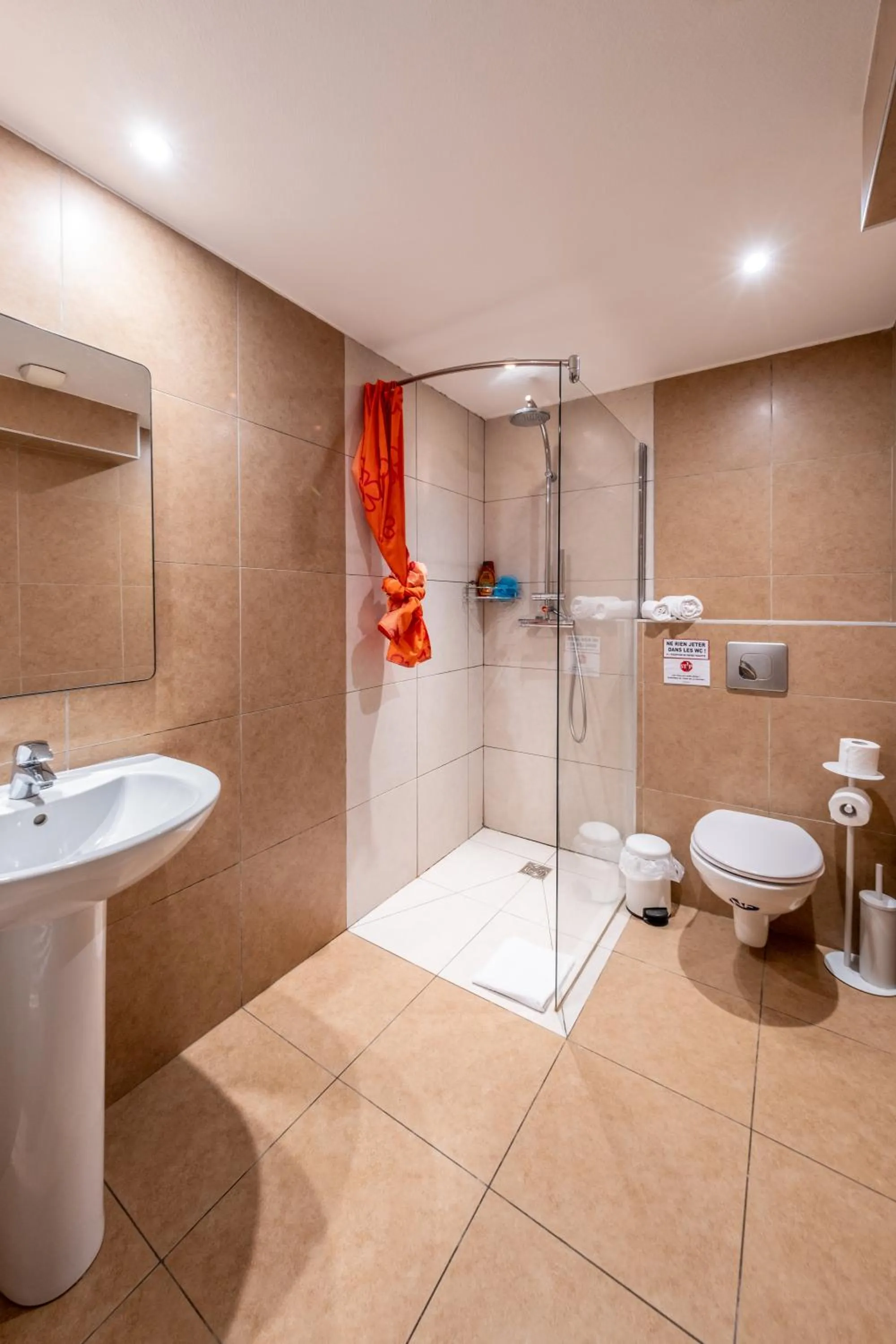 Bathroom in Résidence Château d'Acotz - Appartements avec piscine à 300m des Plages & Océan