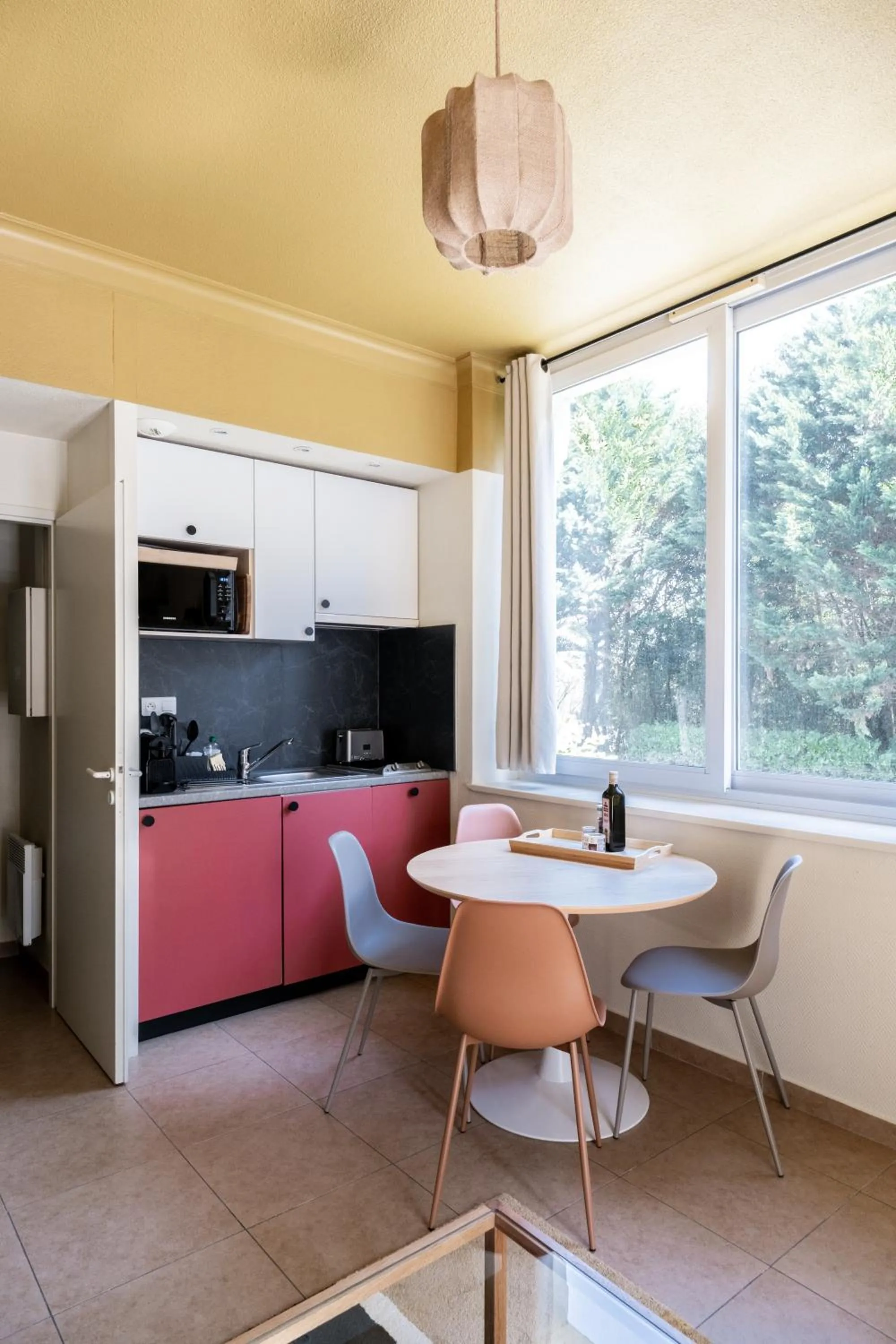 Kitchen or kitchenette in Résidence Château d'Acotz - Appartements avec piscine à 300m des Plages & Océan