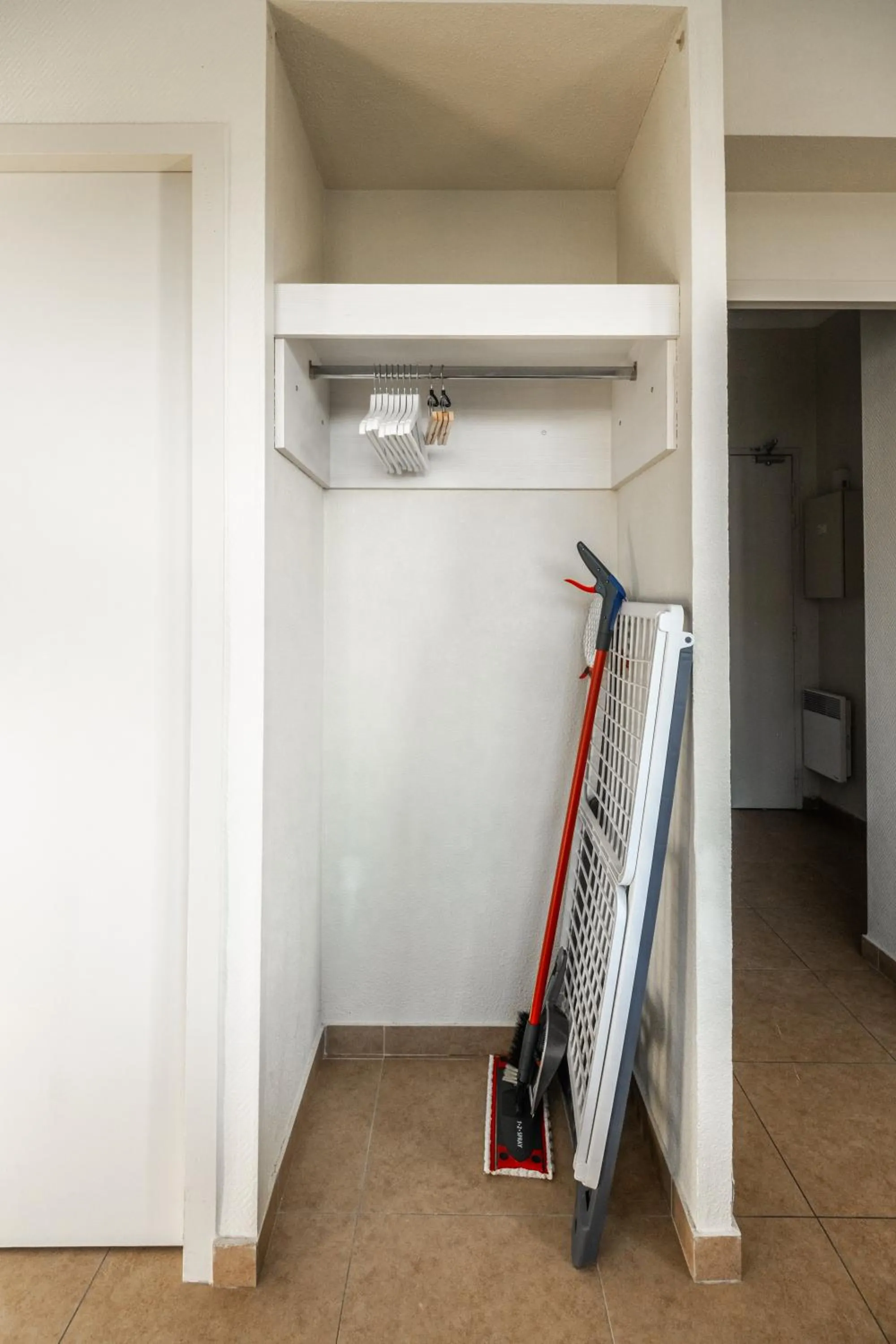 wardrobe in Résidence Château d'Acotz - Appartements avec piscine à 300m des Plages & Océan