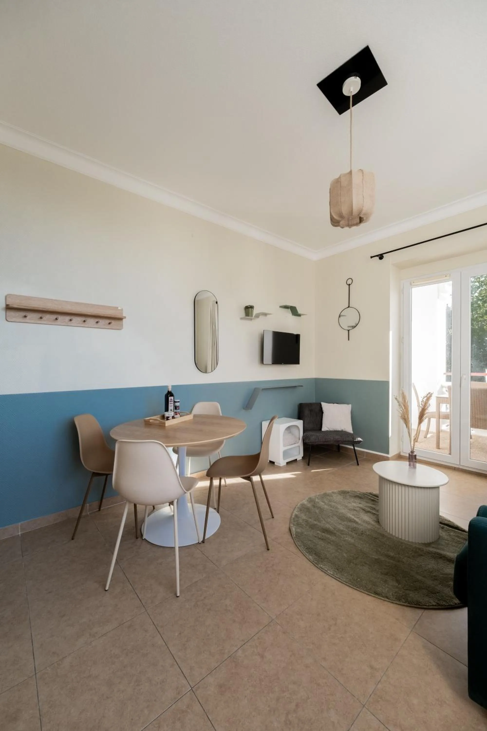 Seating area in Résidence Château d'Acotz - Appartements avec piscine à 300m des Plages & Océan