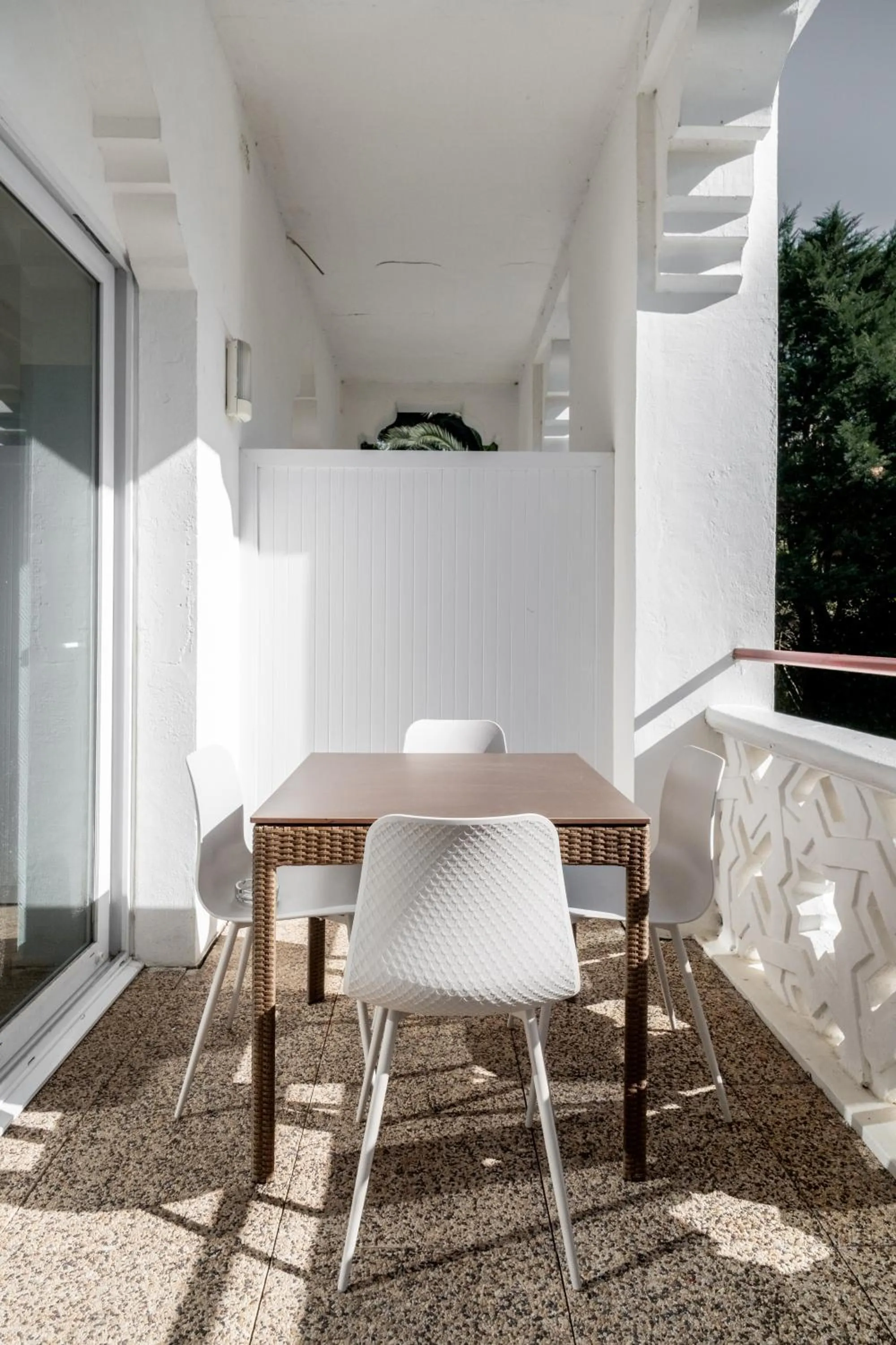 Balcony/Terrace in Résidence Château d'Acotz - Appartements avec piscine à 300m des Plages & Océan