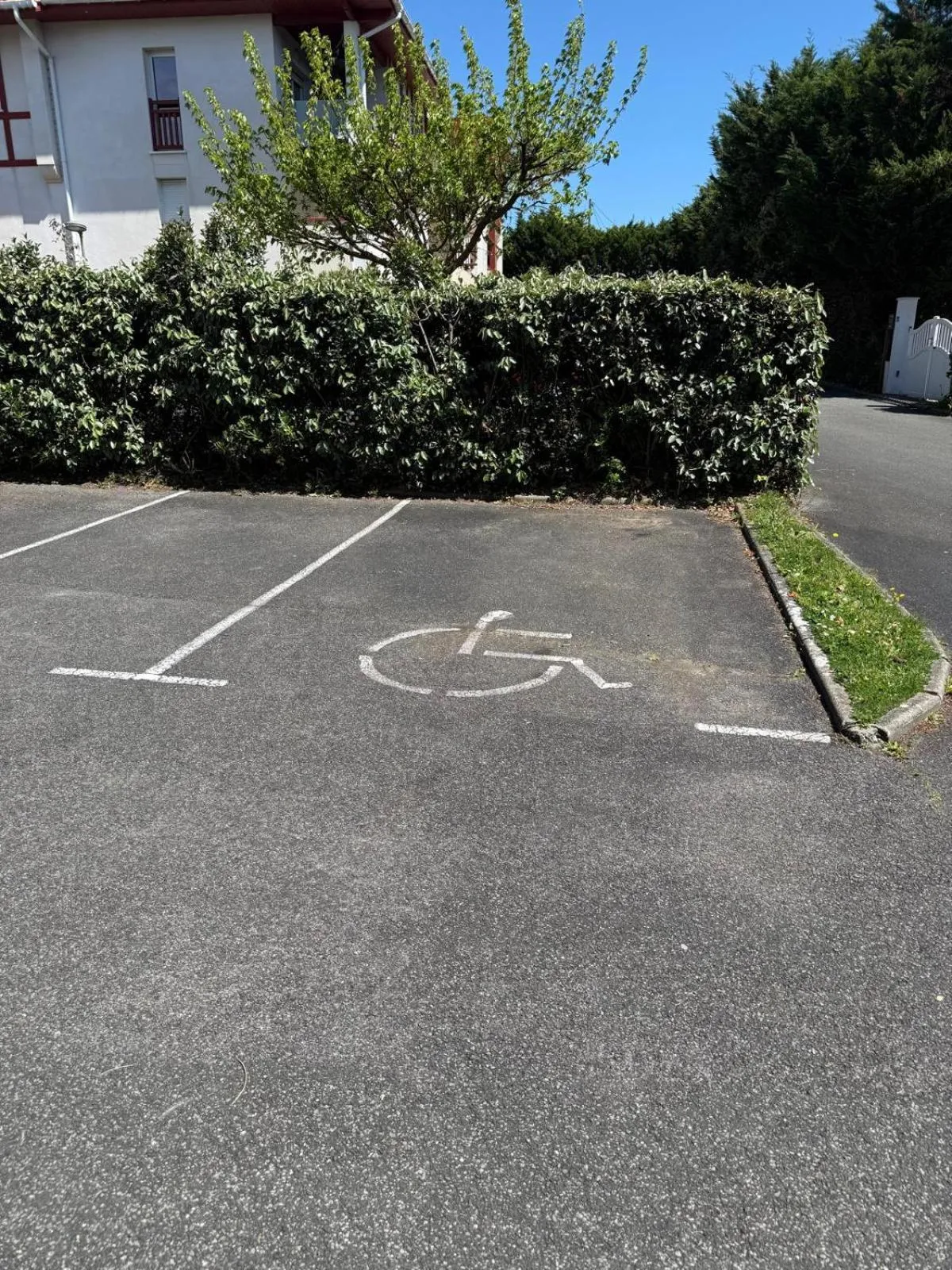 Facility for disabled guests in Résidence Château d'Acotz - Appartements avec piscine à 300m des Plages & Océan