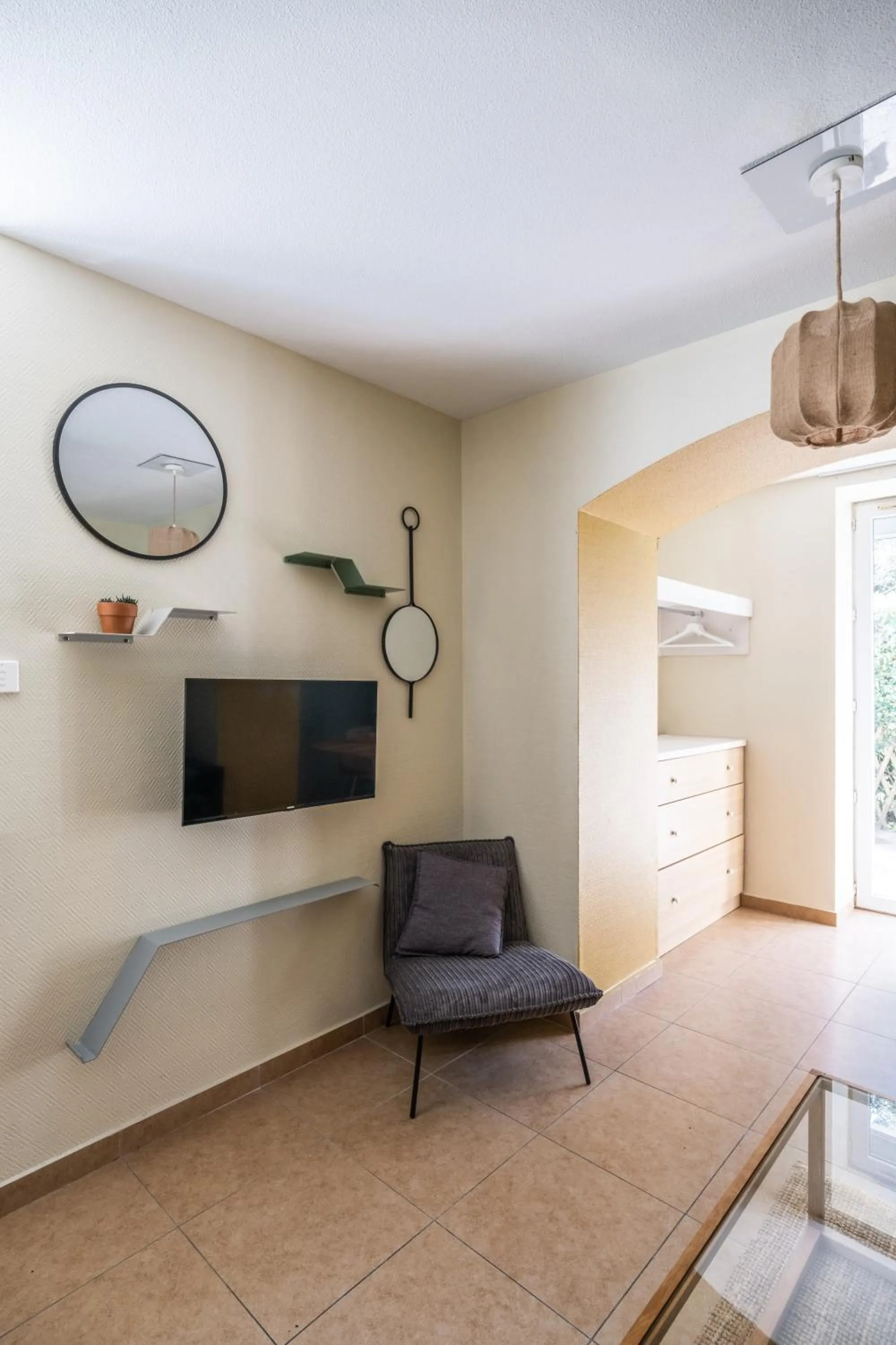 TV and multimedia in Résidence Château d'Acotz - Appartements avec piscine à 300m des Plages & Océan