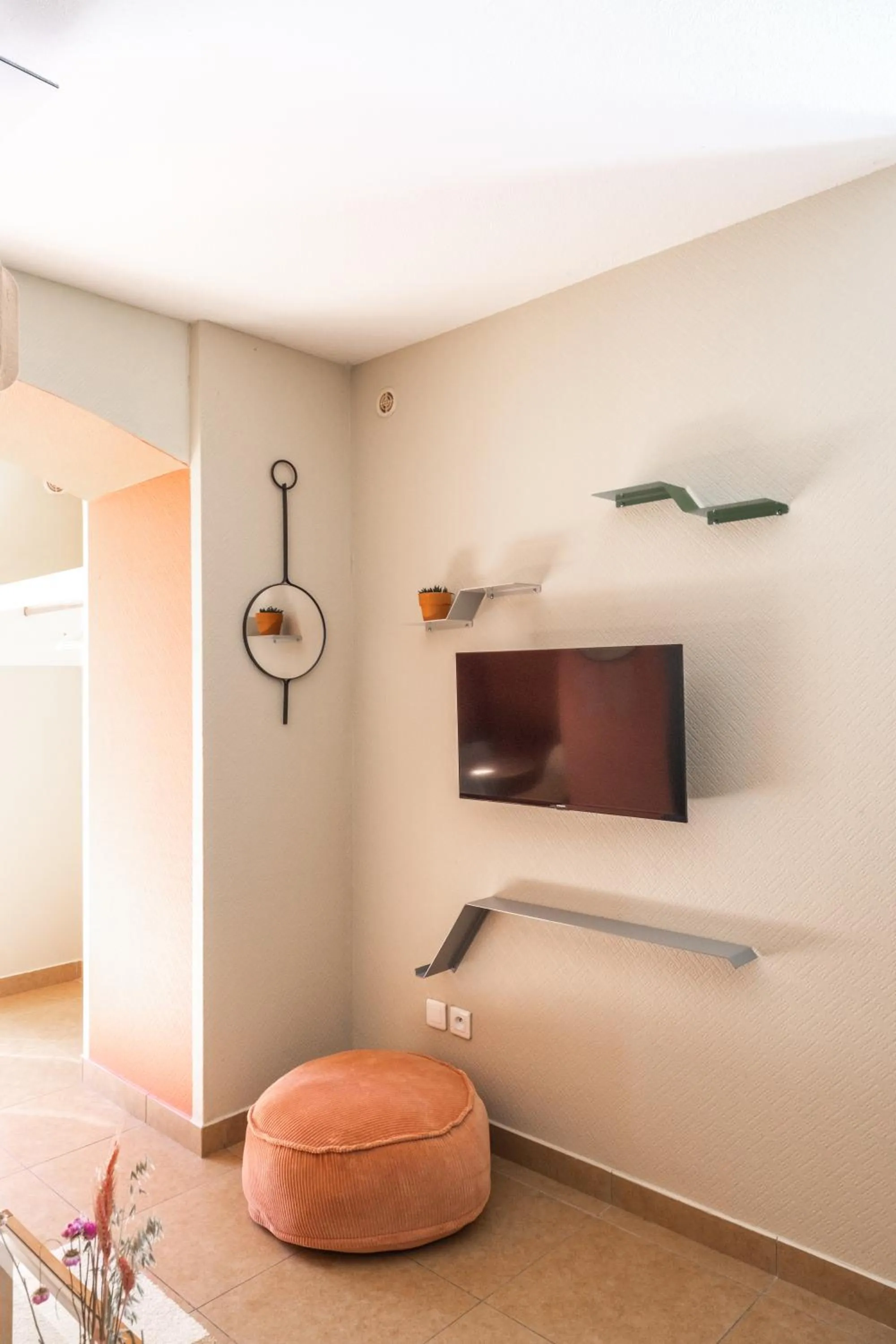 TV and multimedia in Résidence Château d'Acotz - Appartements avec piscine à 300m des Plages & Océan