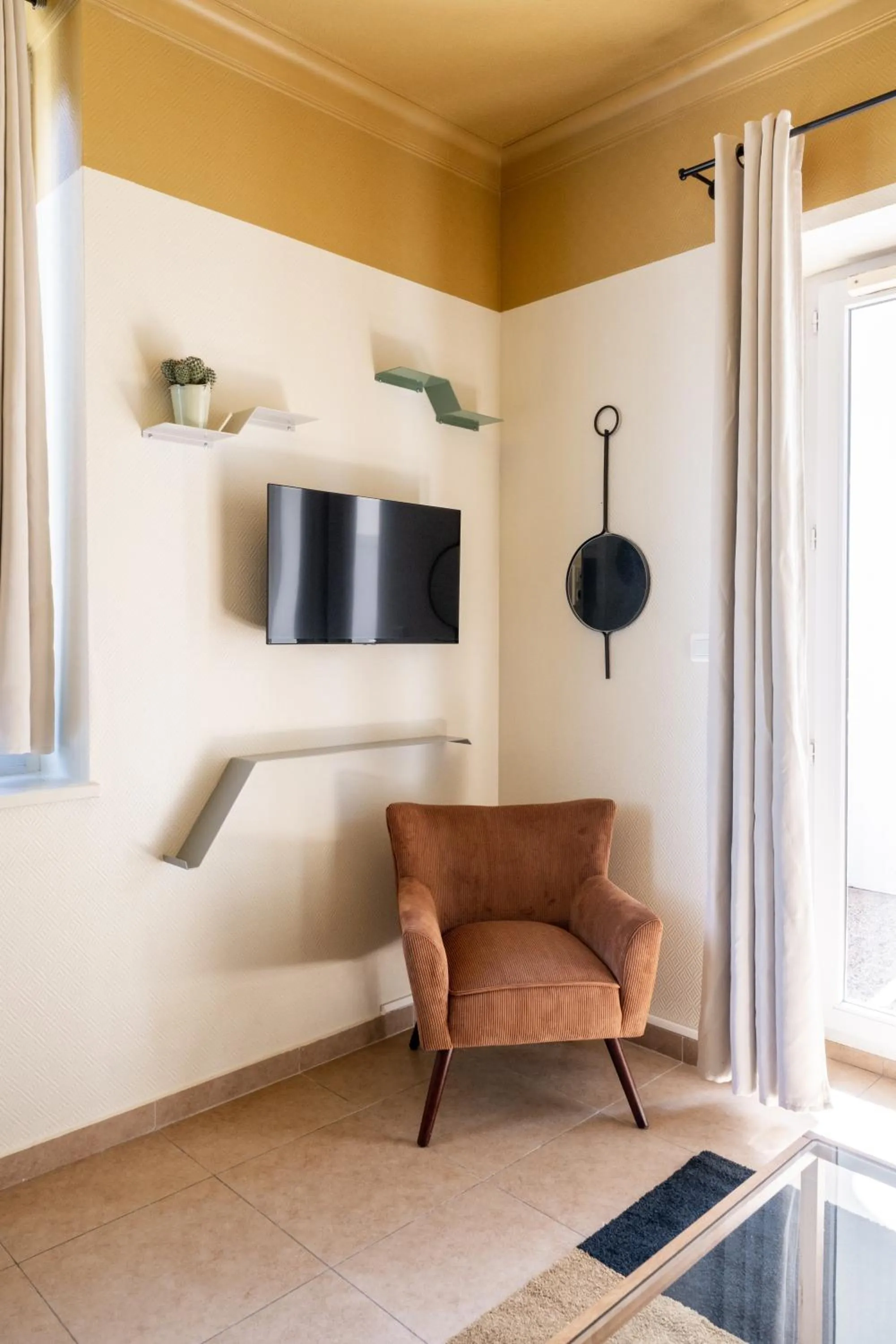 TV and multimedia in Résidence Château d'Acotz - Appartements avec piscine à 300m des Plages & Océan