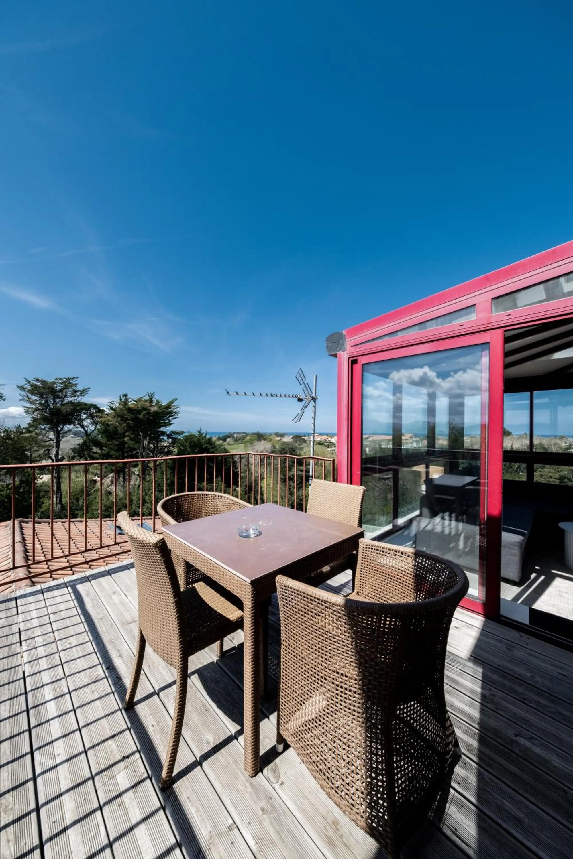Patio in Résidence Château d'Acotz - Appartements avec piscine à 300m des Plages & Océan