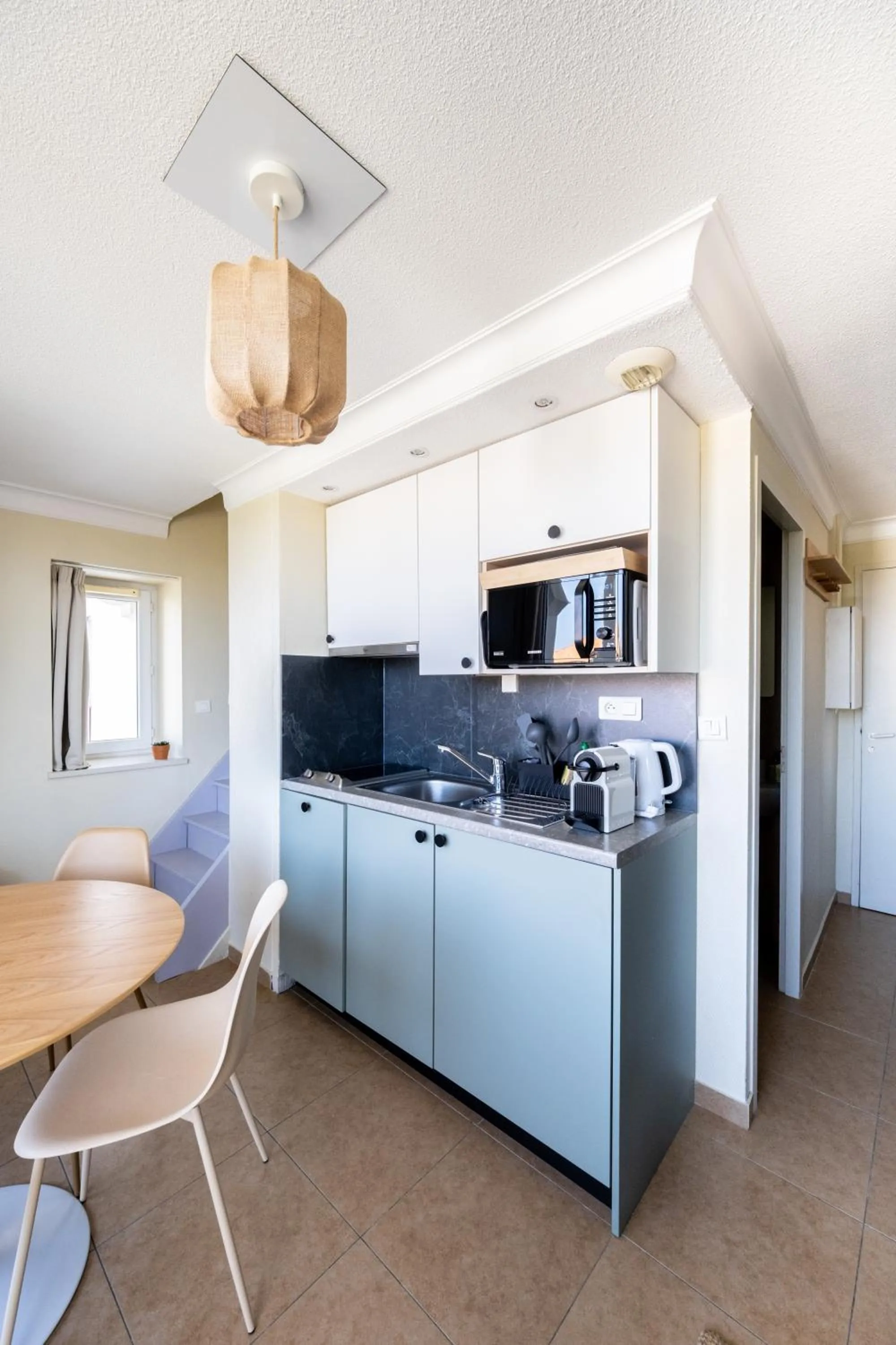 Kitchen or kitchenette in Résidence Château d'Acotz - Appartements avec piscine à 300m des Plages & Océan