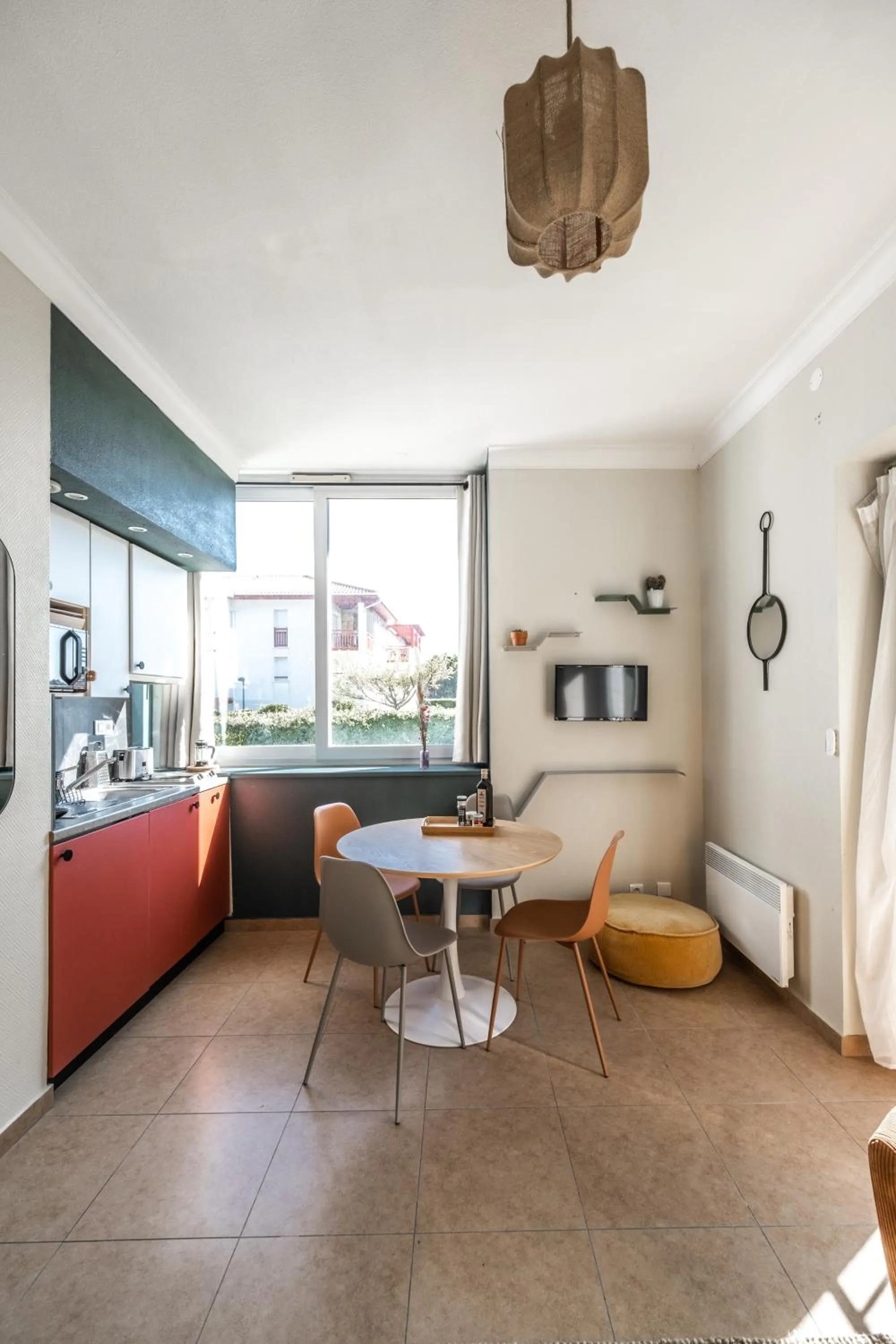 Dining area in Résidence Château d'Acotz - Appartements avec piscine à 300m des Plages & Océan