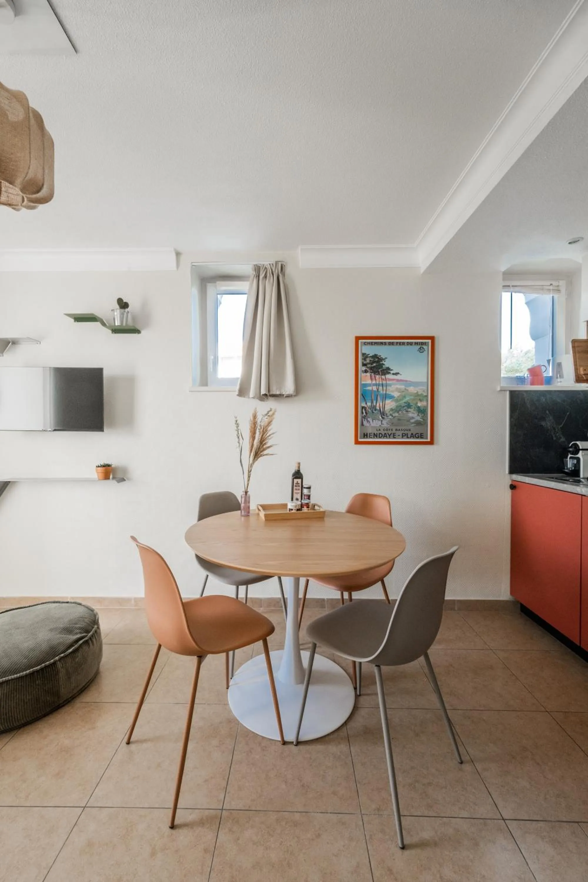 Kitchen or kitchenette in Résidence Château d'Acotz - Appartements avec piscine à 300m des Plages & Océan