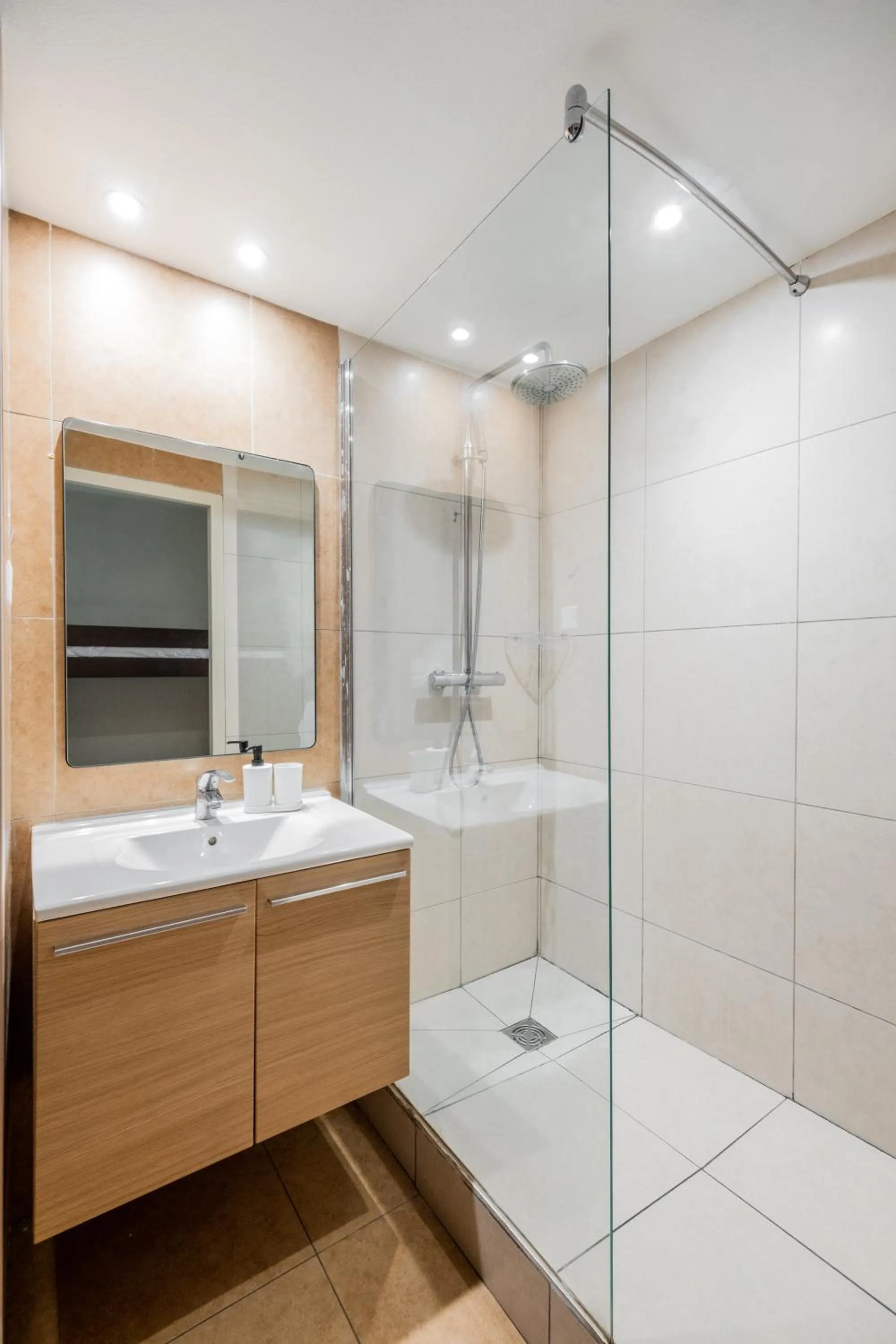 Shower in Résidence Château d'Acotz - Appartements avec piscine à 300m des Plages & Océan