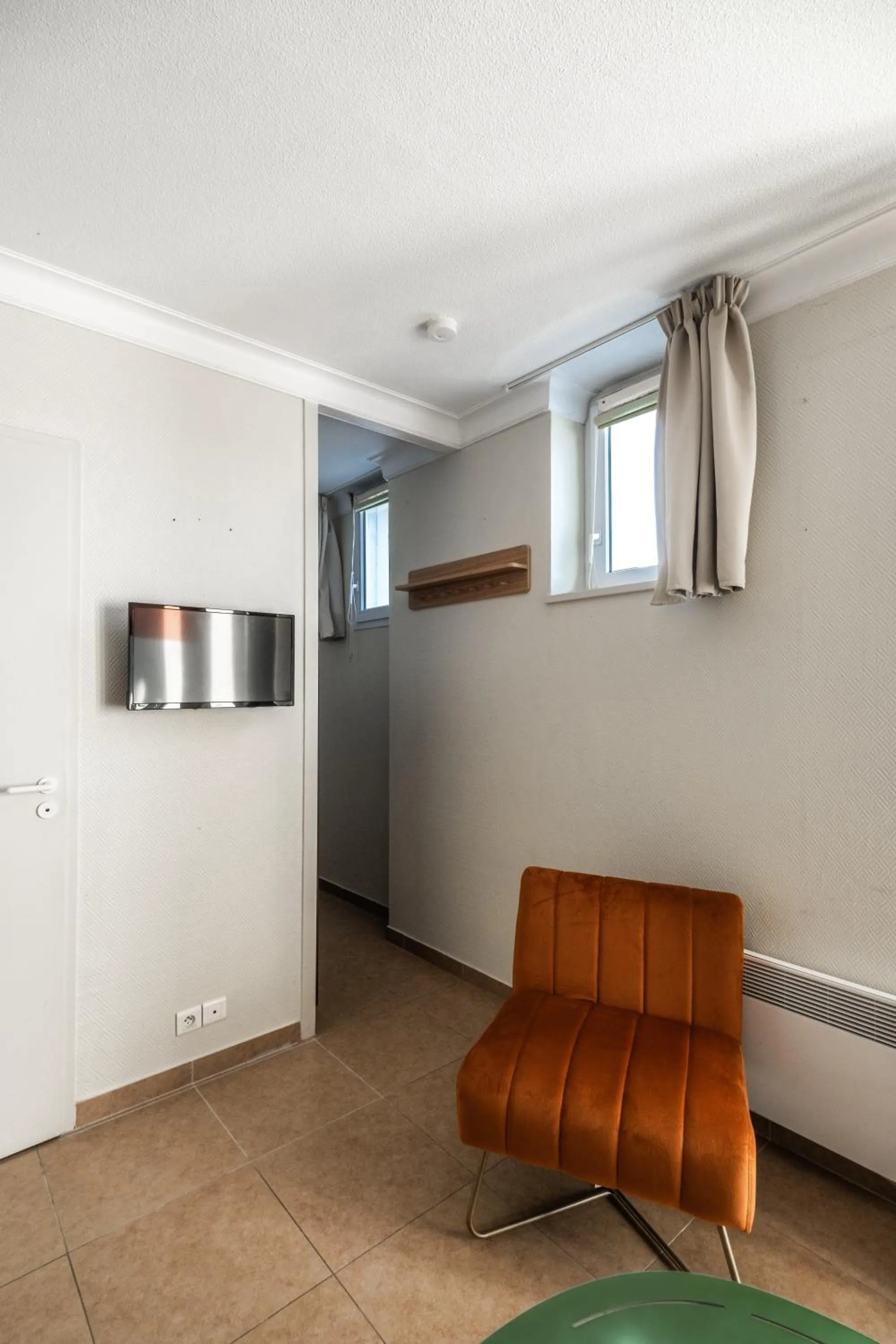 TV and multimedia in Résidence Château d'Acotz - Appartements avec piscine à 300m des Plages & Océan