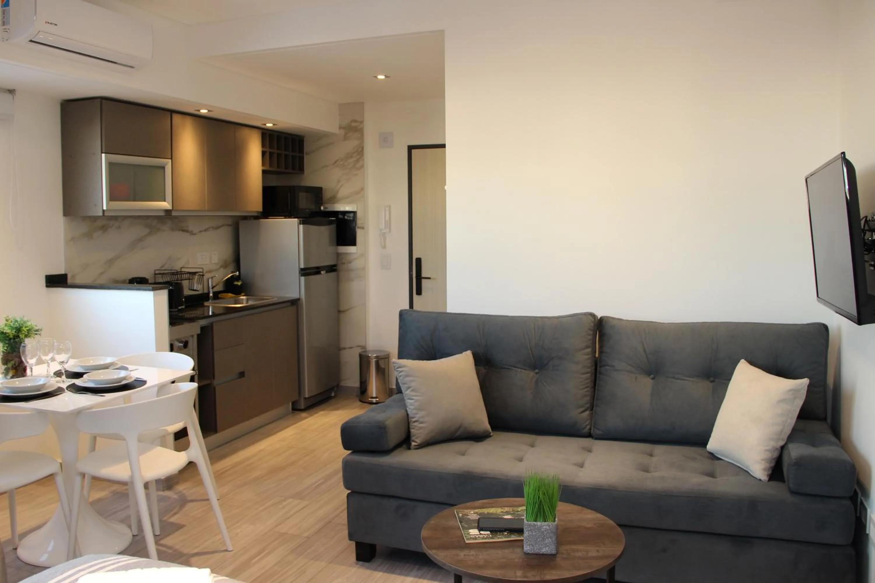 Dining area in In House BA - Le coq