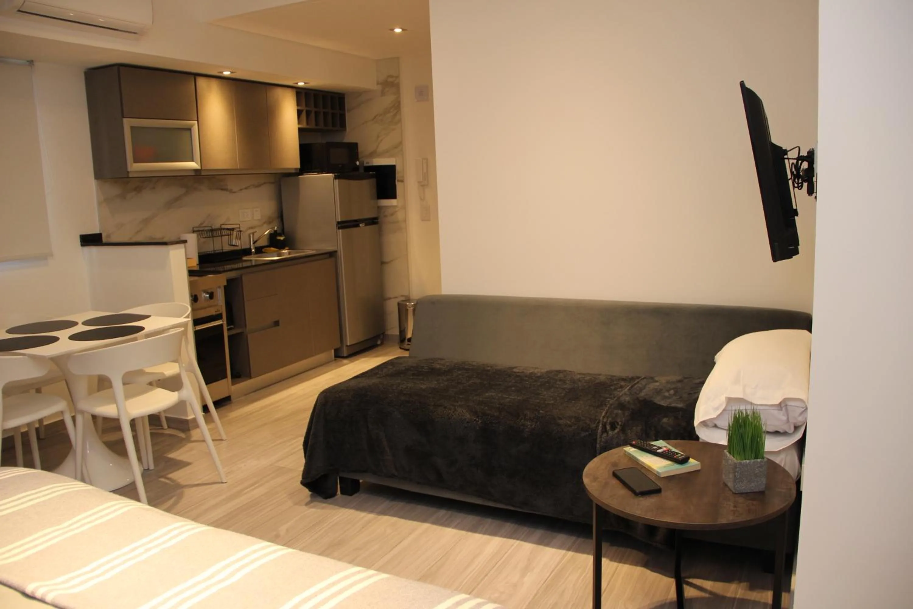 Photo of the whole room in In House BA - Le coq