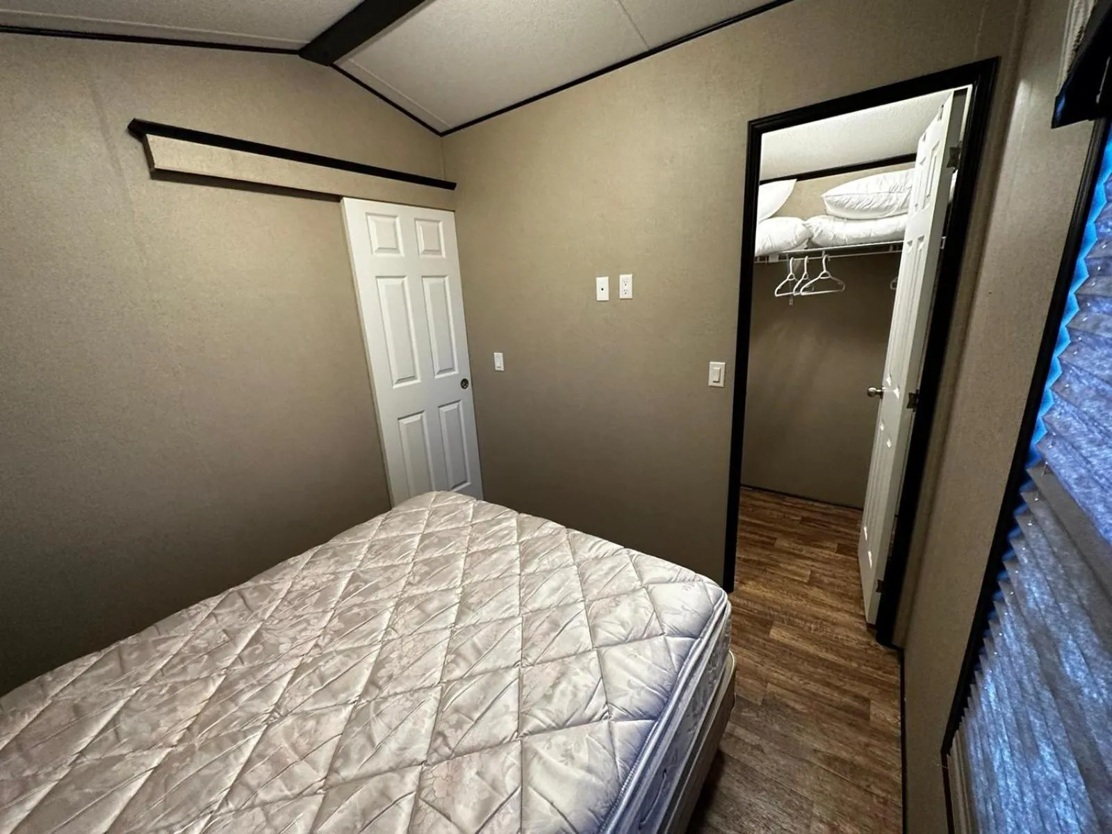 Bedroom, Bed in Falcon Cottages