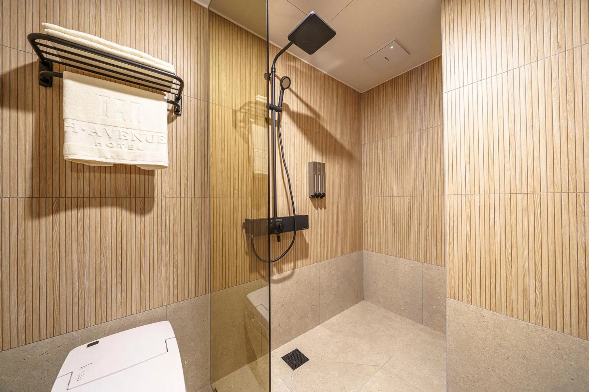 Shower in H-Avenue Hotel Geomdan New Town