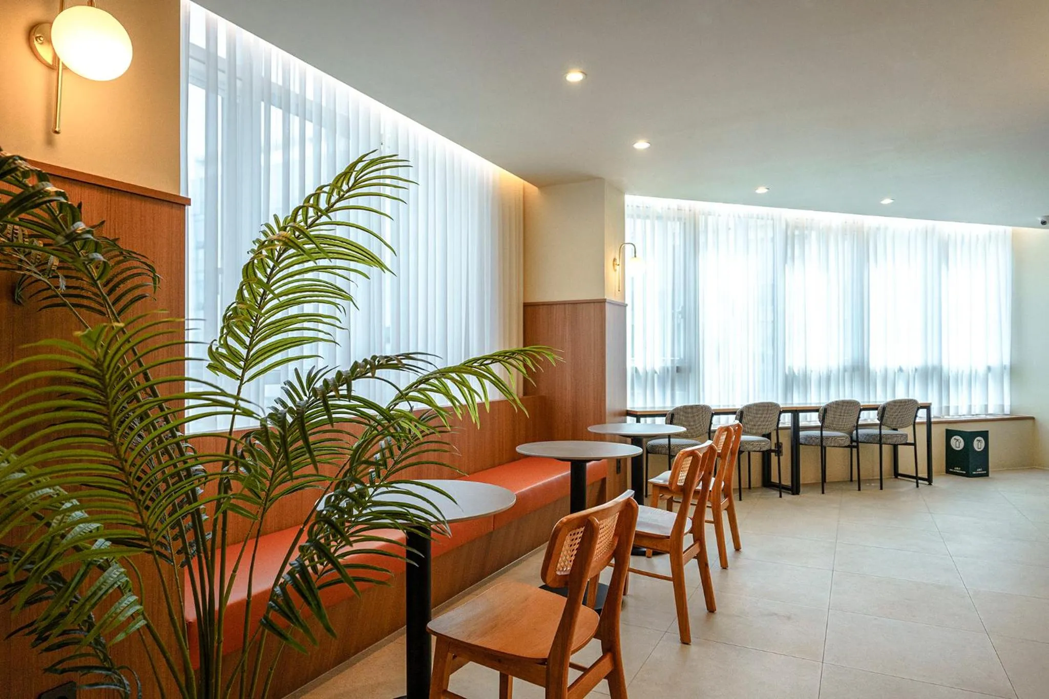 Seating area in H-Avenue Hotel Geomdan New Town