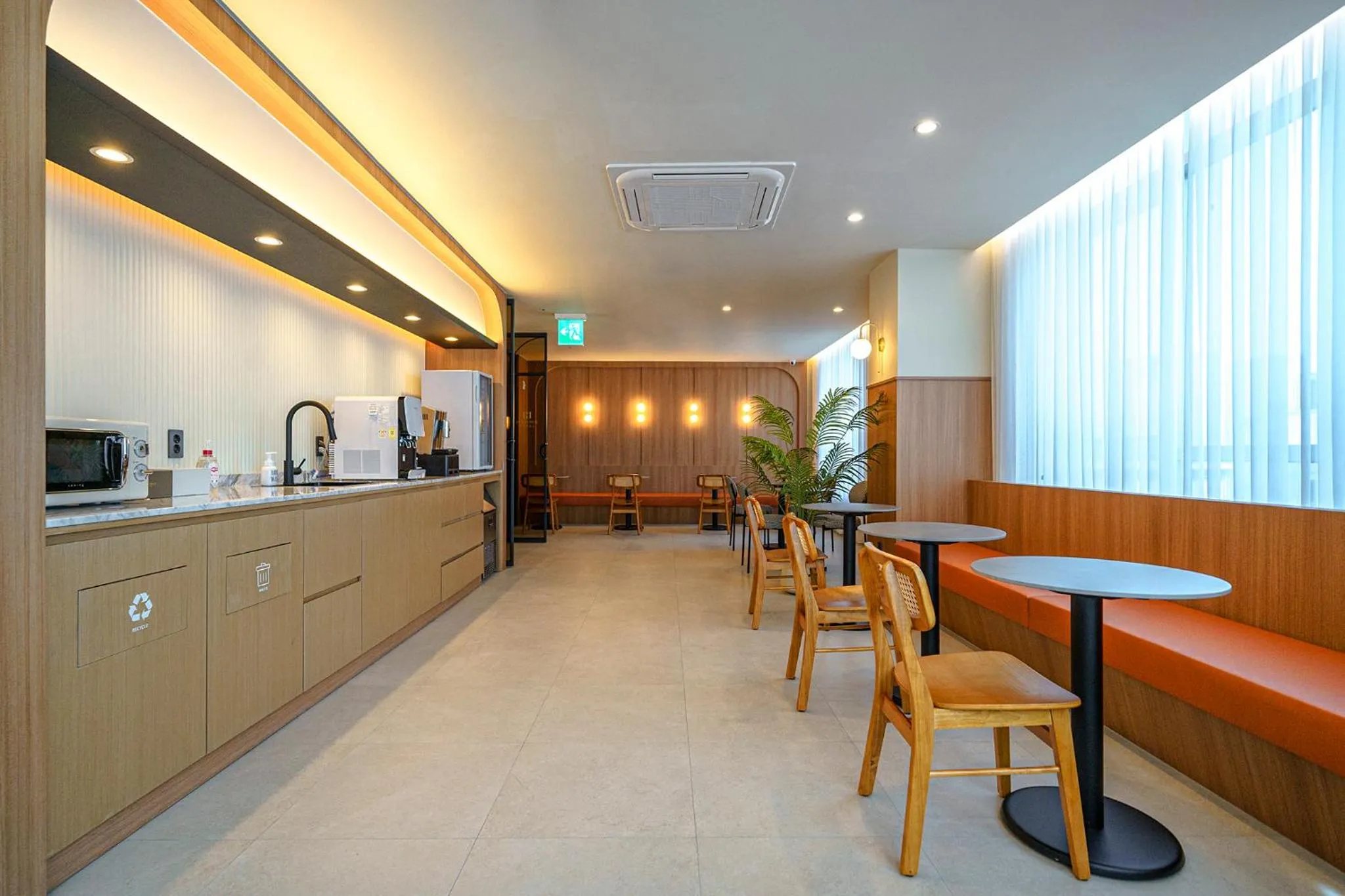 Kitchen or kitchenette in H-Avenue Hotel Geomdan New Town